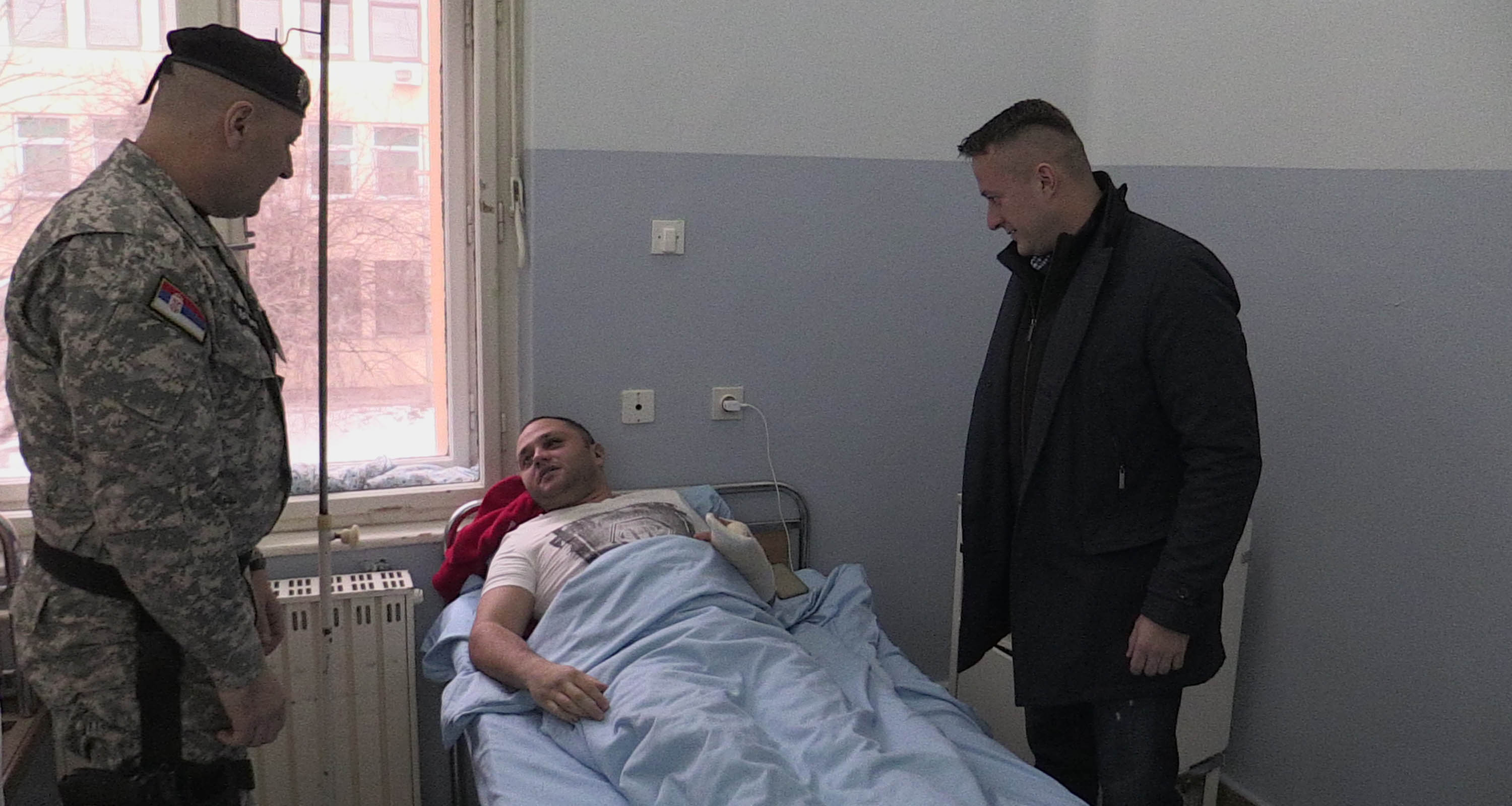 Malešić i Dragović obišli povređenog pripadnika novosadskog Odreda Žandarmerije