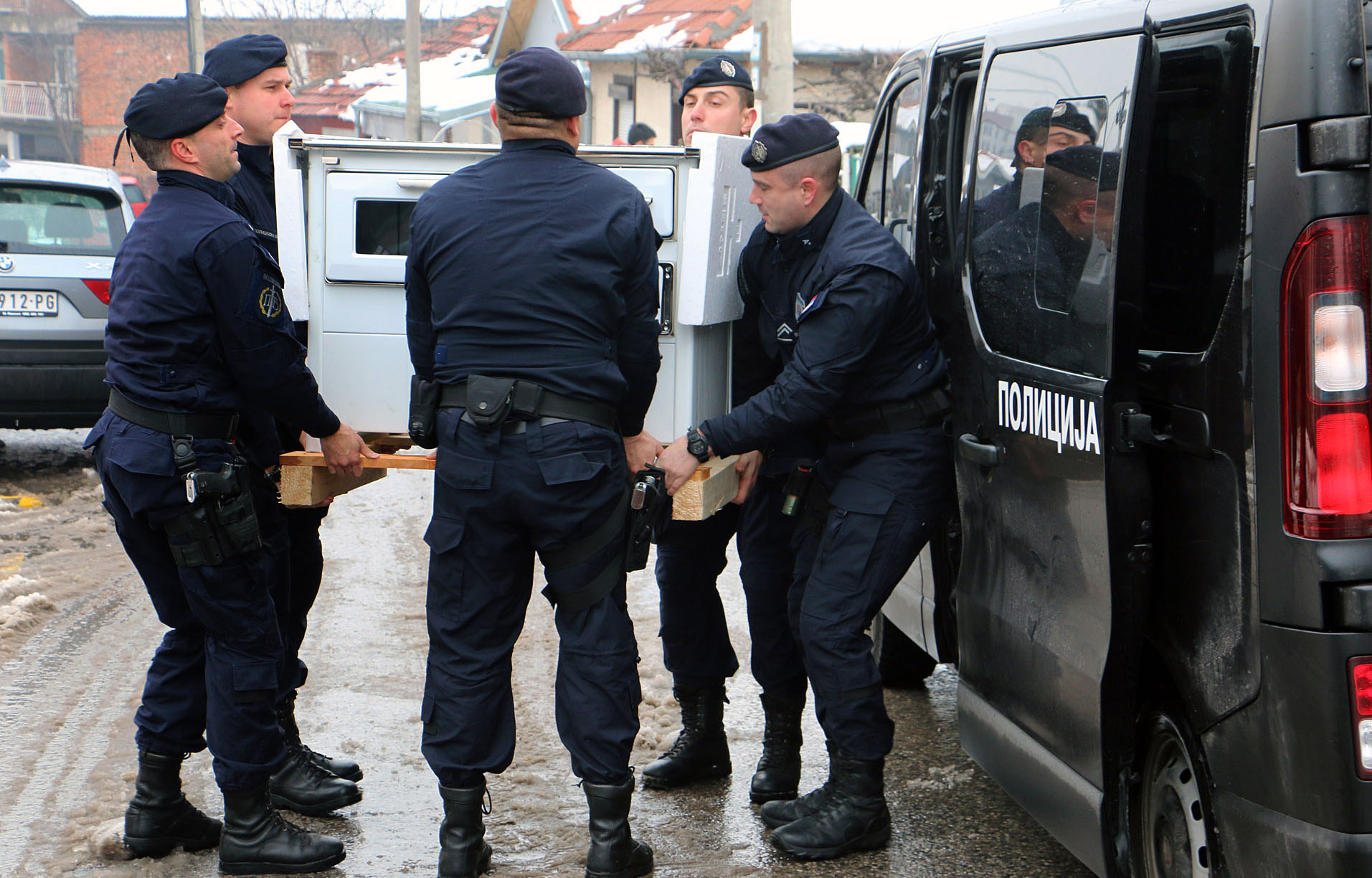 Policijska brigada uručila humanitarnu pomoć porodici iz Smedereva