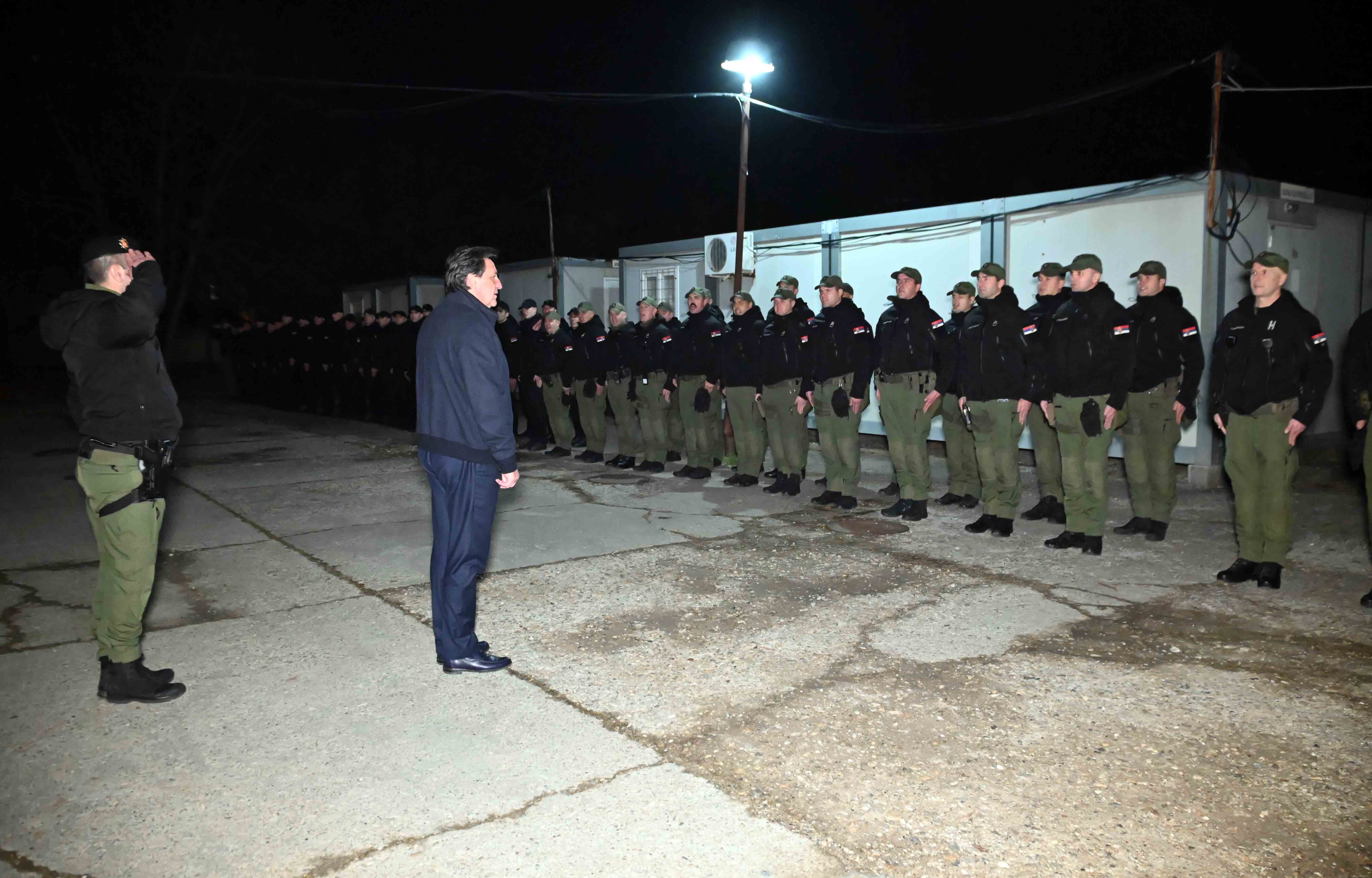 Ministar Gašić obišao policijske službenike koji će u novogodišnjoj noći brinuti o bezbednosti građana i njihove imovine