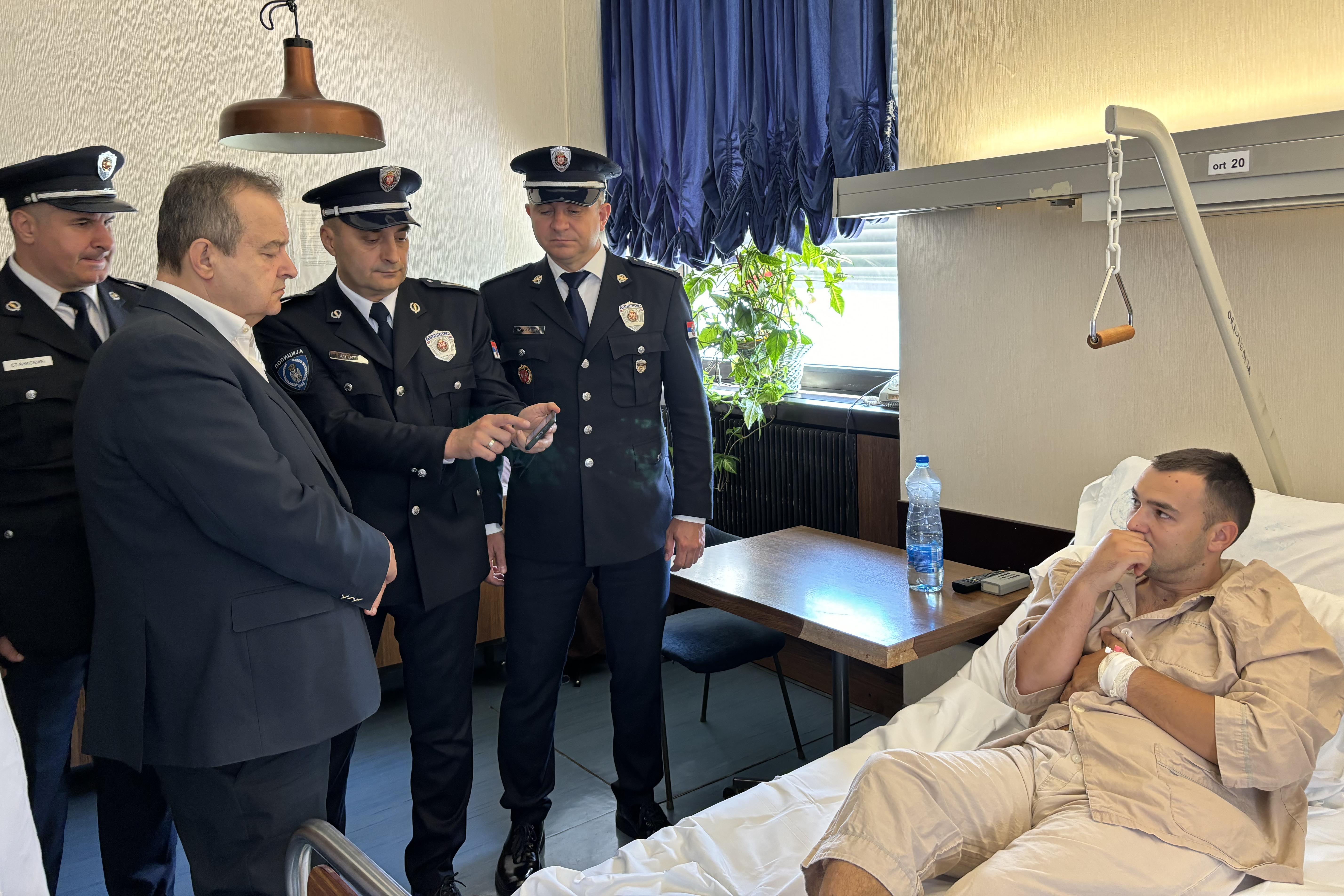 Ministar Dačić posetio povređenog policajca