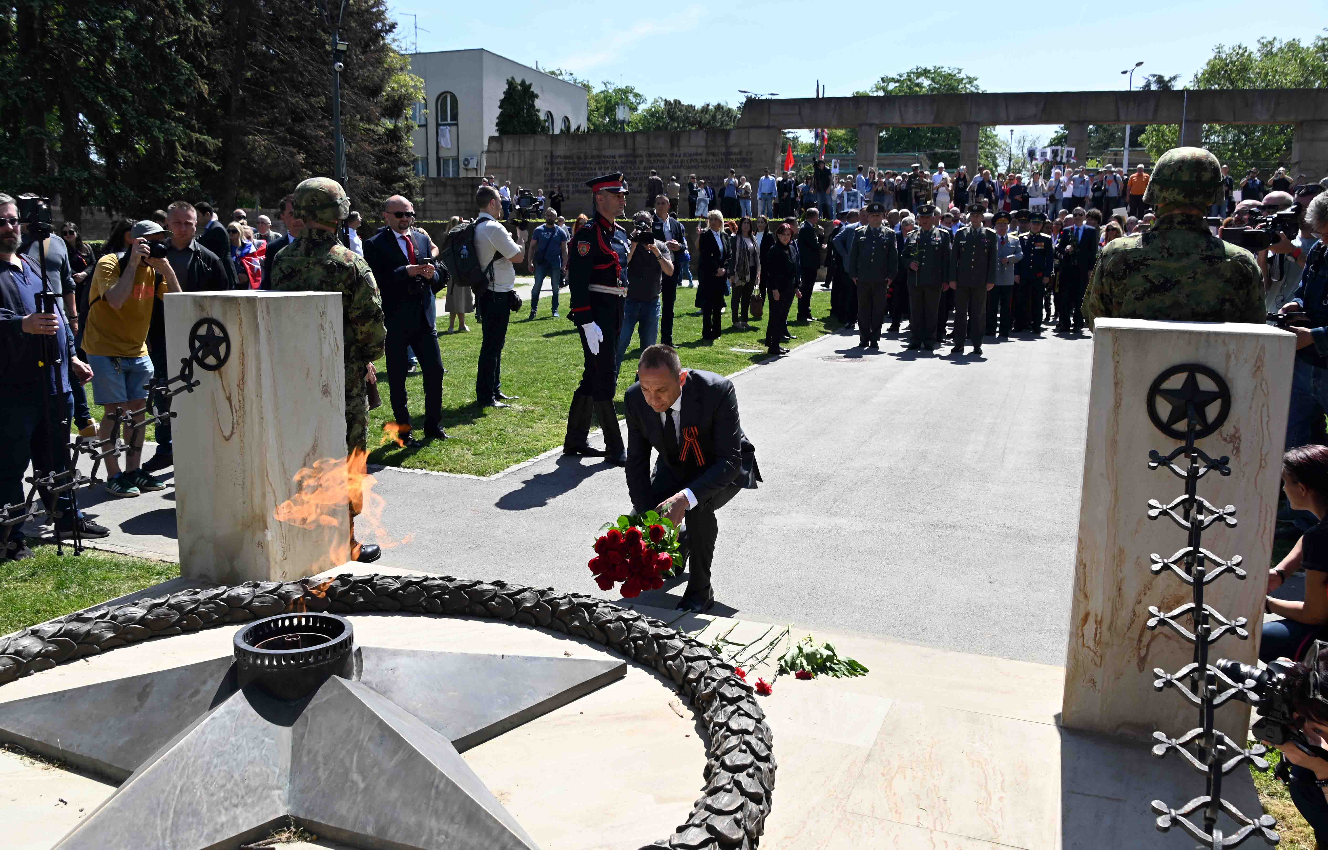 Министар Вулин положио је венце на споменик Црвеноармејцу и на споменик „Вечној ватри“ на Гробљу ослободилаца Београда