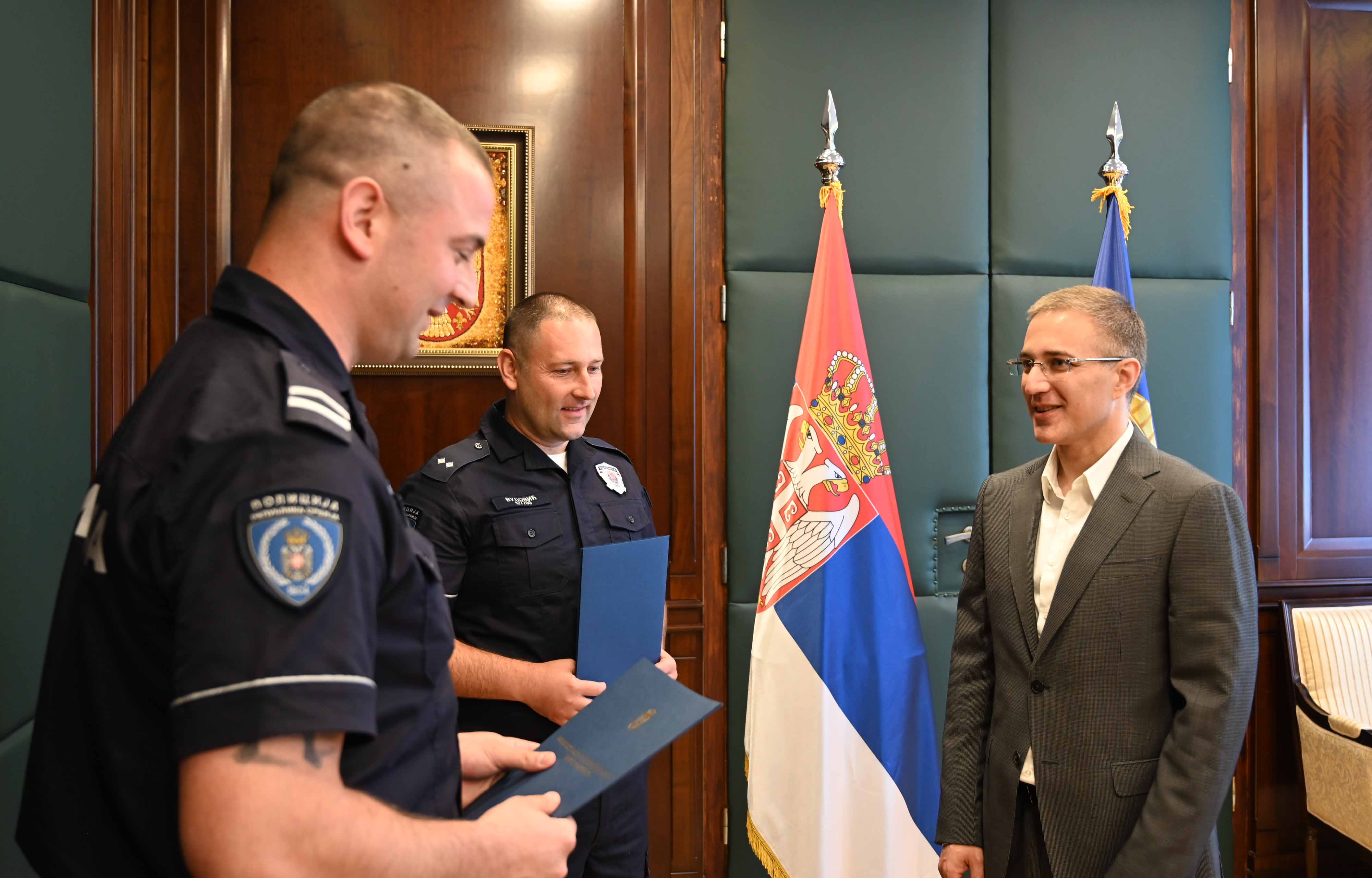 Ministar Stefanović nagradio policijske službenike Policijske stanice Stari grad