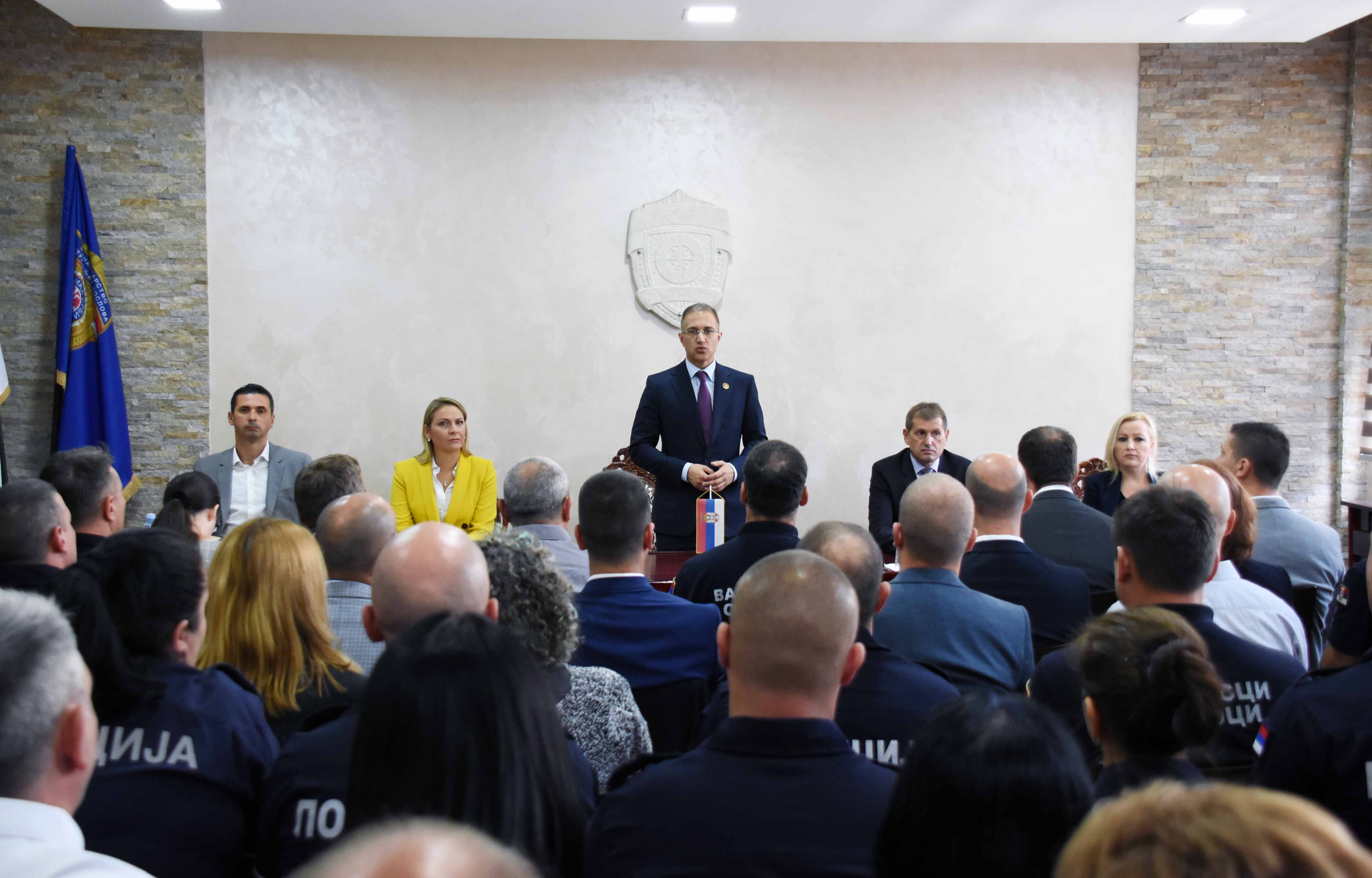Ministar Stefanović obišao Policijsku upravu u Zaječaru