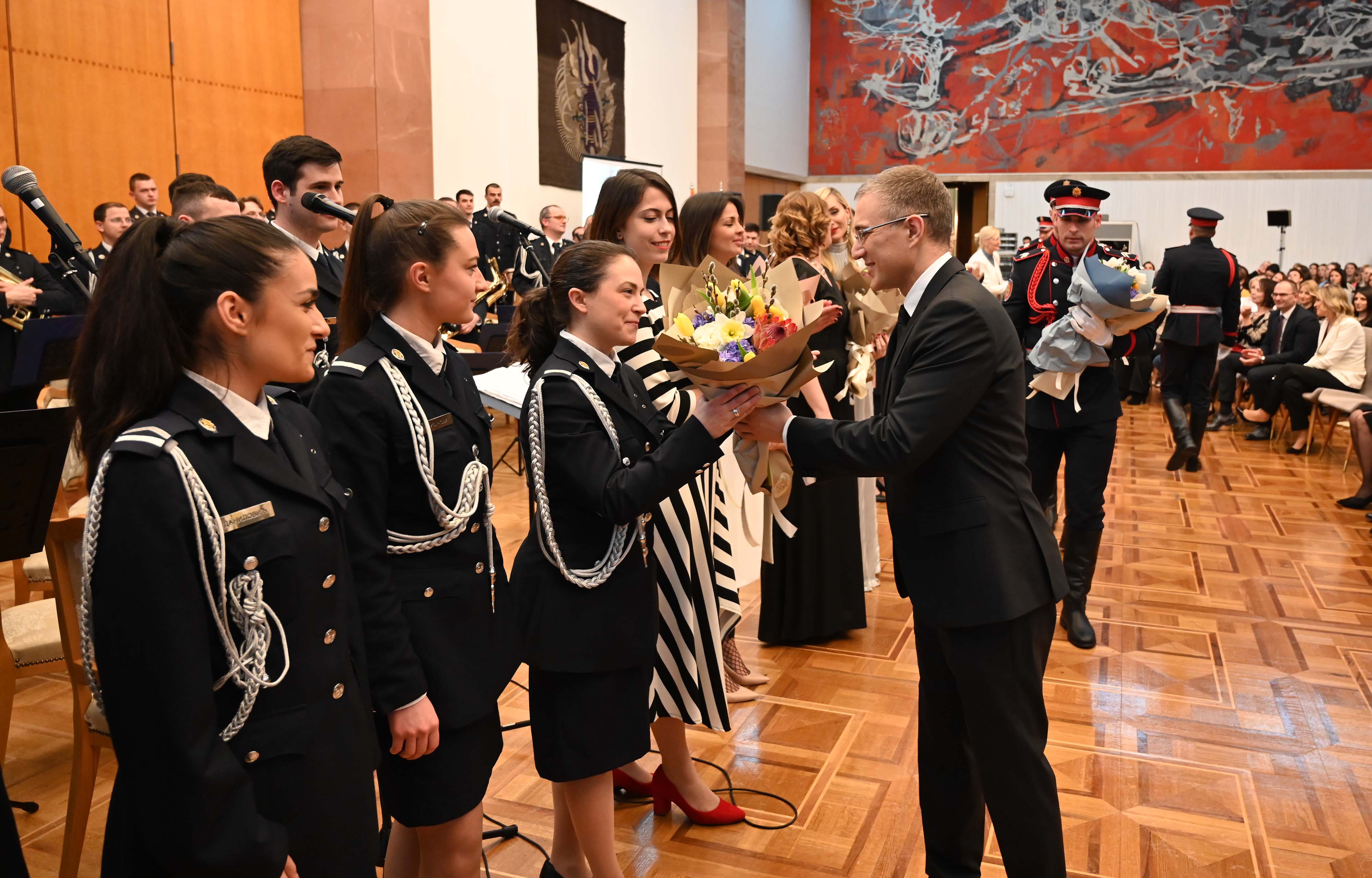 Ministar Stefanović čestitao  Dan žena svim pripadnicama Ministarstva unutrašnjih poslova