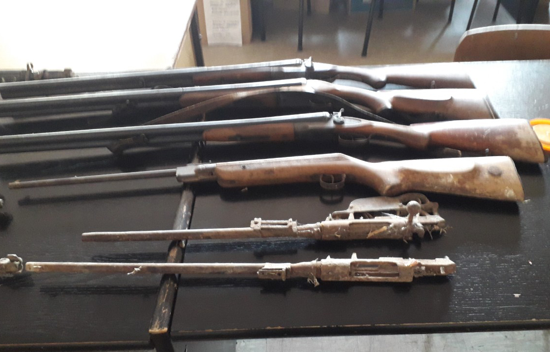 Заплењене ручне бомбе, ловачке пушке, пиштољ и муниција