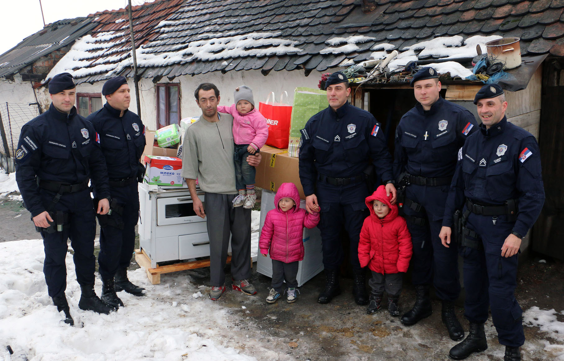 Policijska brigada uručila humanitarnu pomoć porodici iz Smedereva