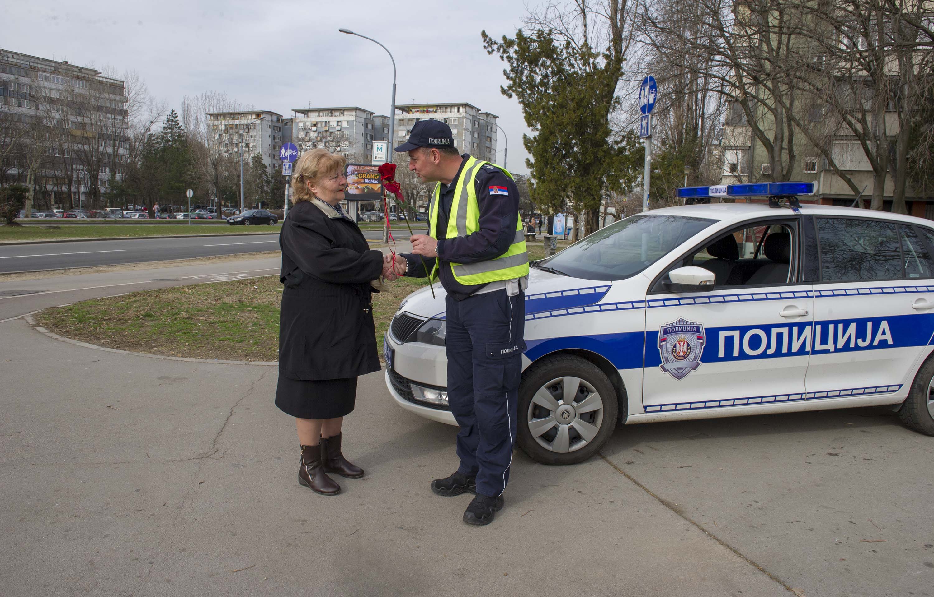 Pripadnici MUP-a prilkom redovne kontrole saobraćaja, čestitali svojim sugrađankama Osmi mart - Dan žena