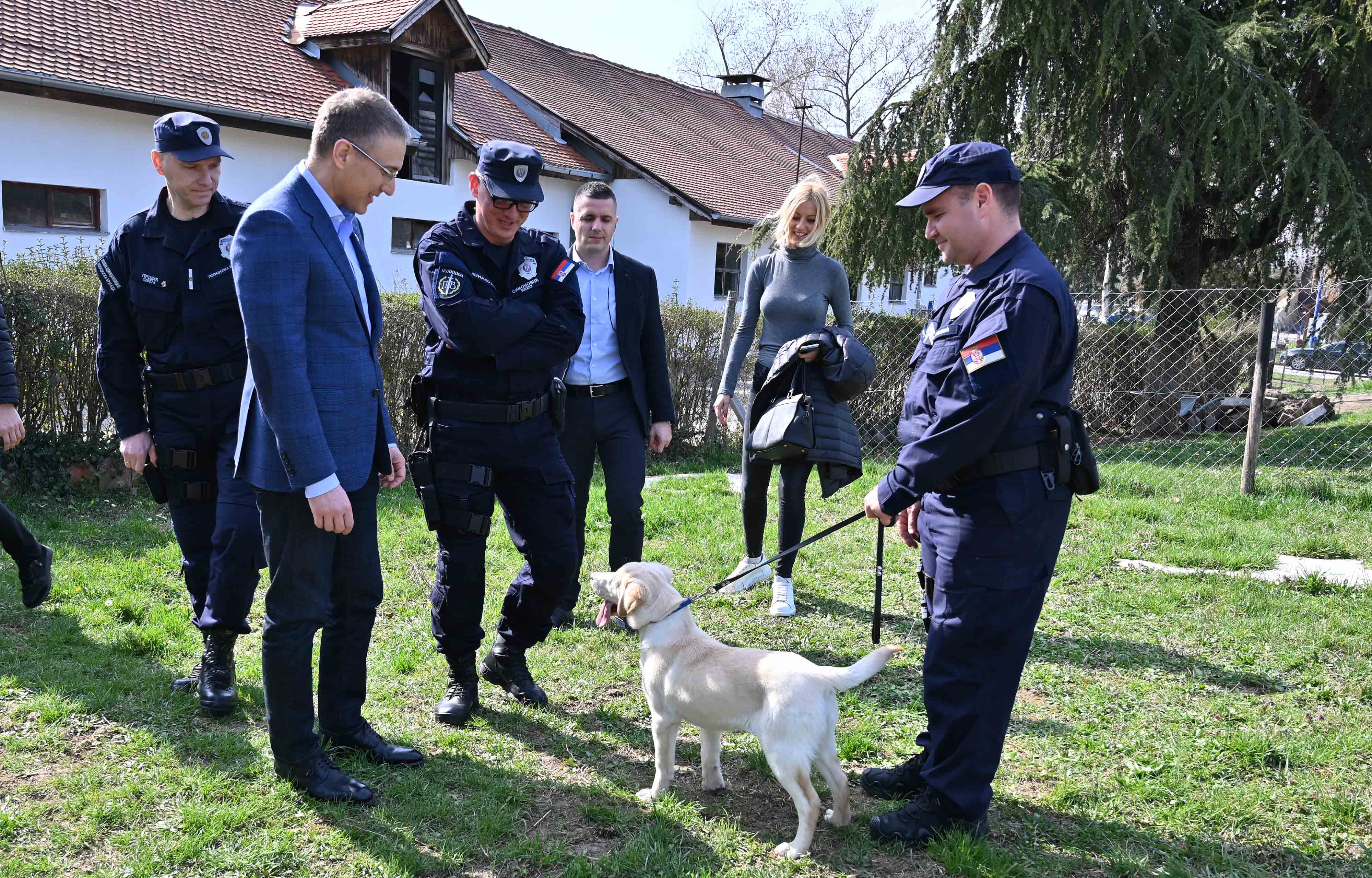 Ministar Stefanović obišao Četu vodiča službenih pasa Policijske brigade
