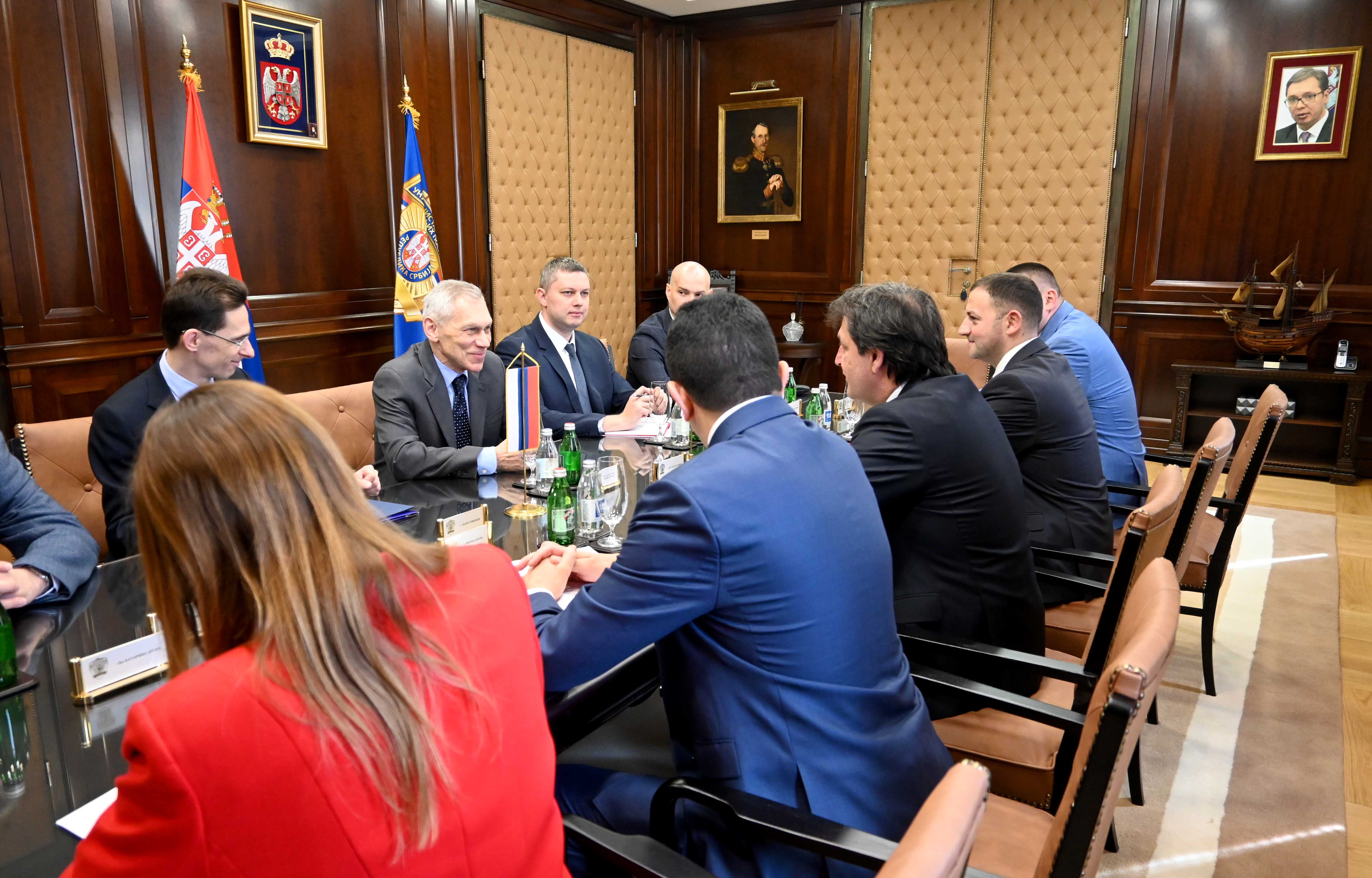 Министар Гашић се састао са амбасадором Руске Федерације у Републици Србији