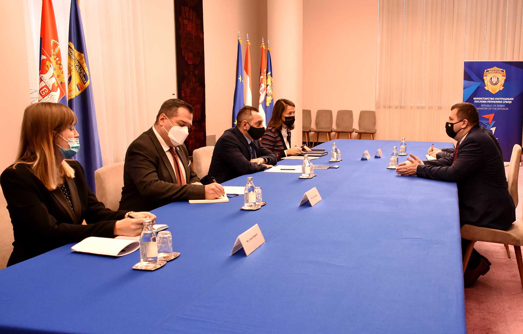 Ministar Vulin razgovarao sa ambasadorom Pinterom o bezbednosnoj saradnji dveju zemalja