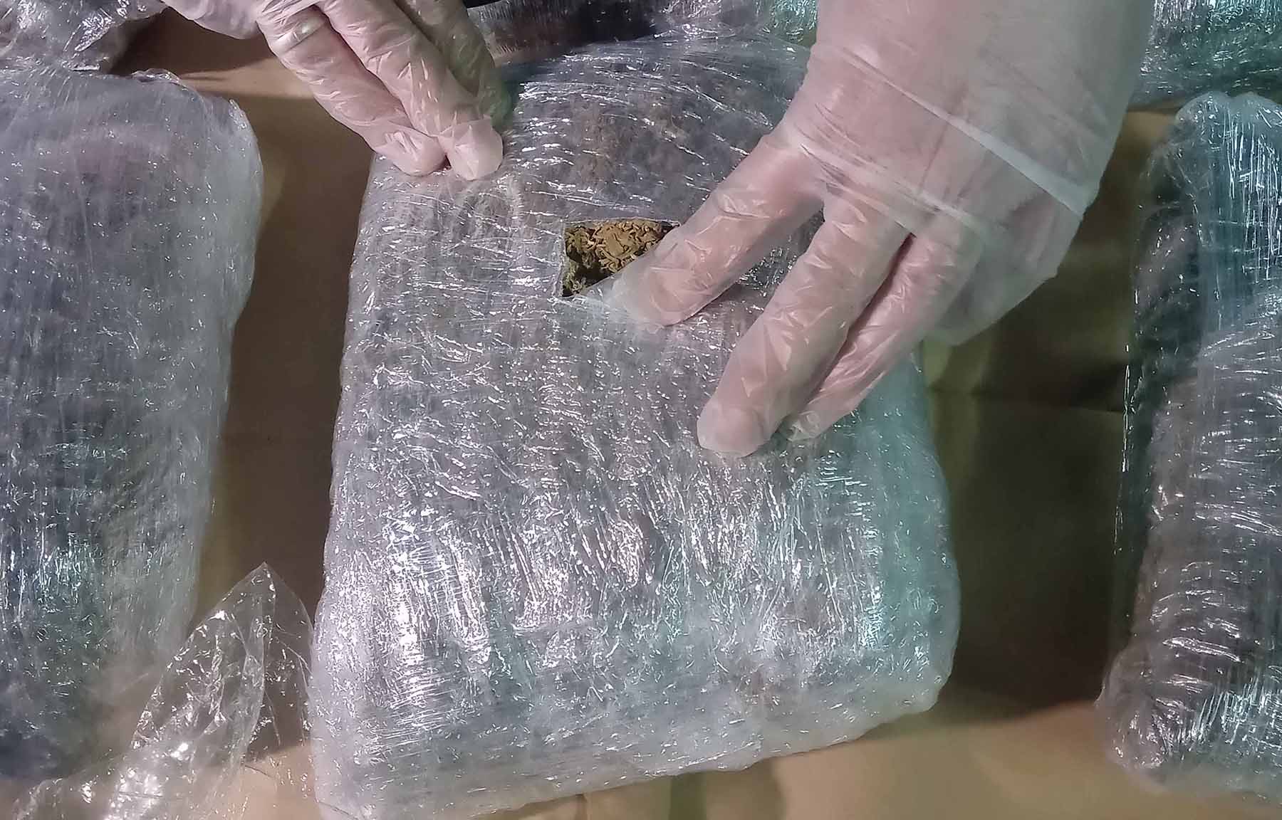 Policija u prtlјažniku automobila bračnog para pronašla torbu sa 14,5 kilograma marihuane