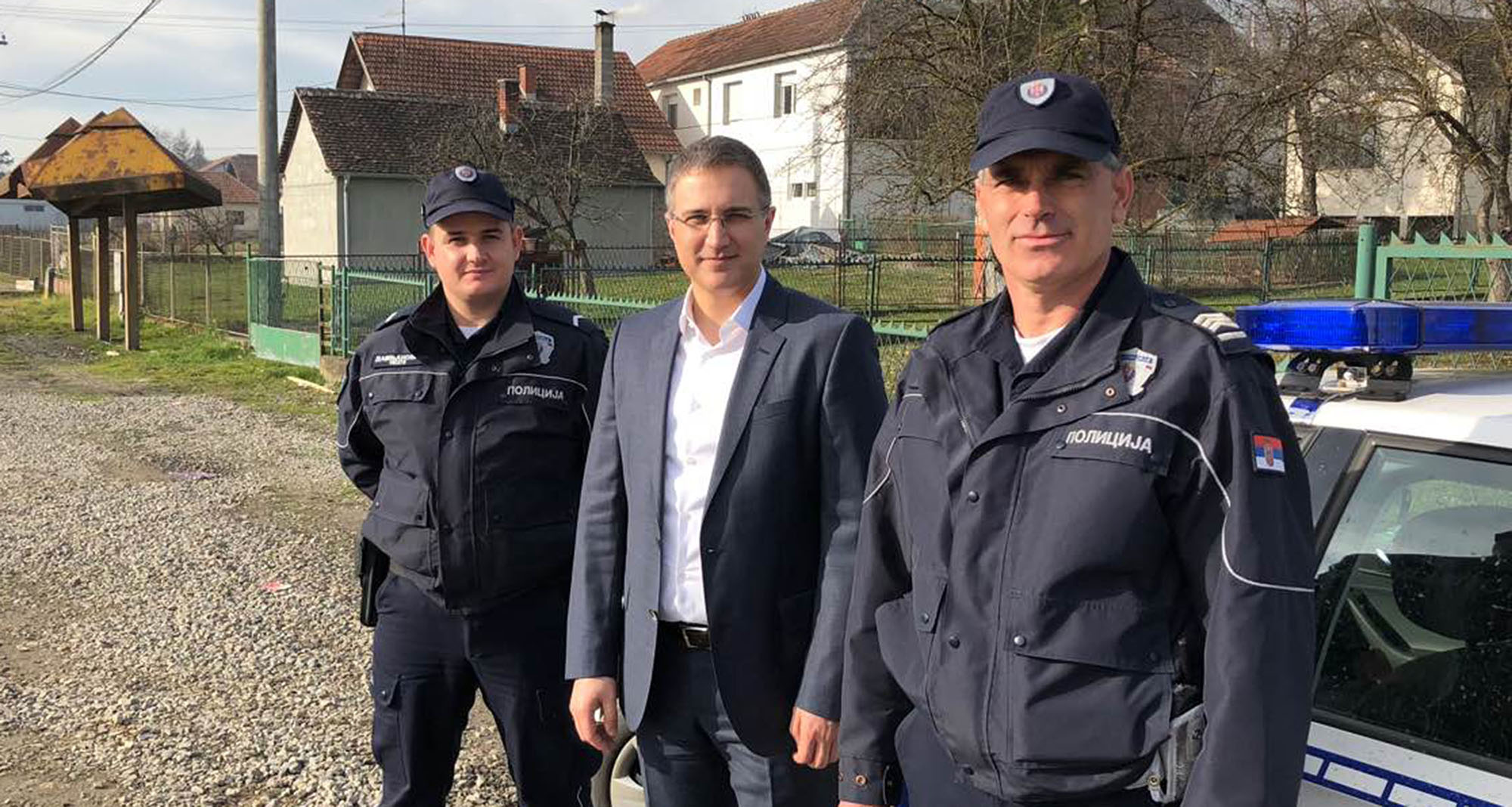 Министар Стефановић обишао једну од патрола саобраћајне полиције