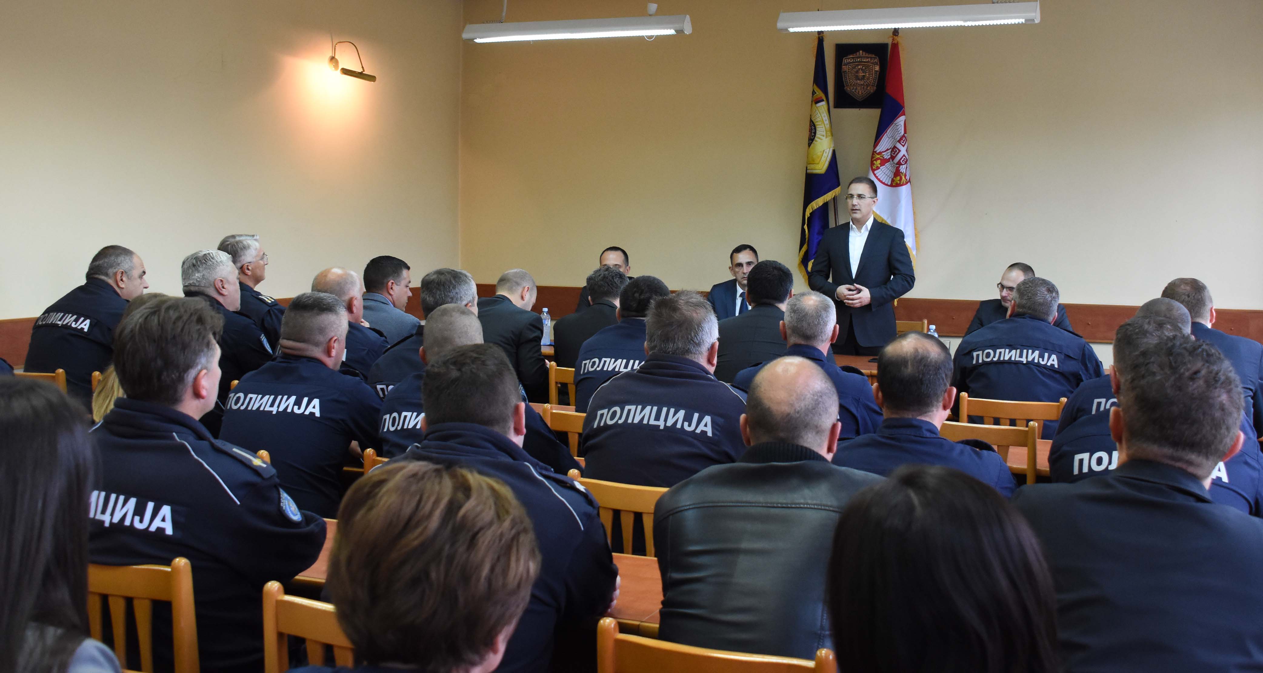 Stefanović u Kruševcu razgovarao sa policijskim službenicima o unapređenju uslova njihovog rada