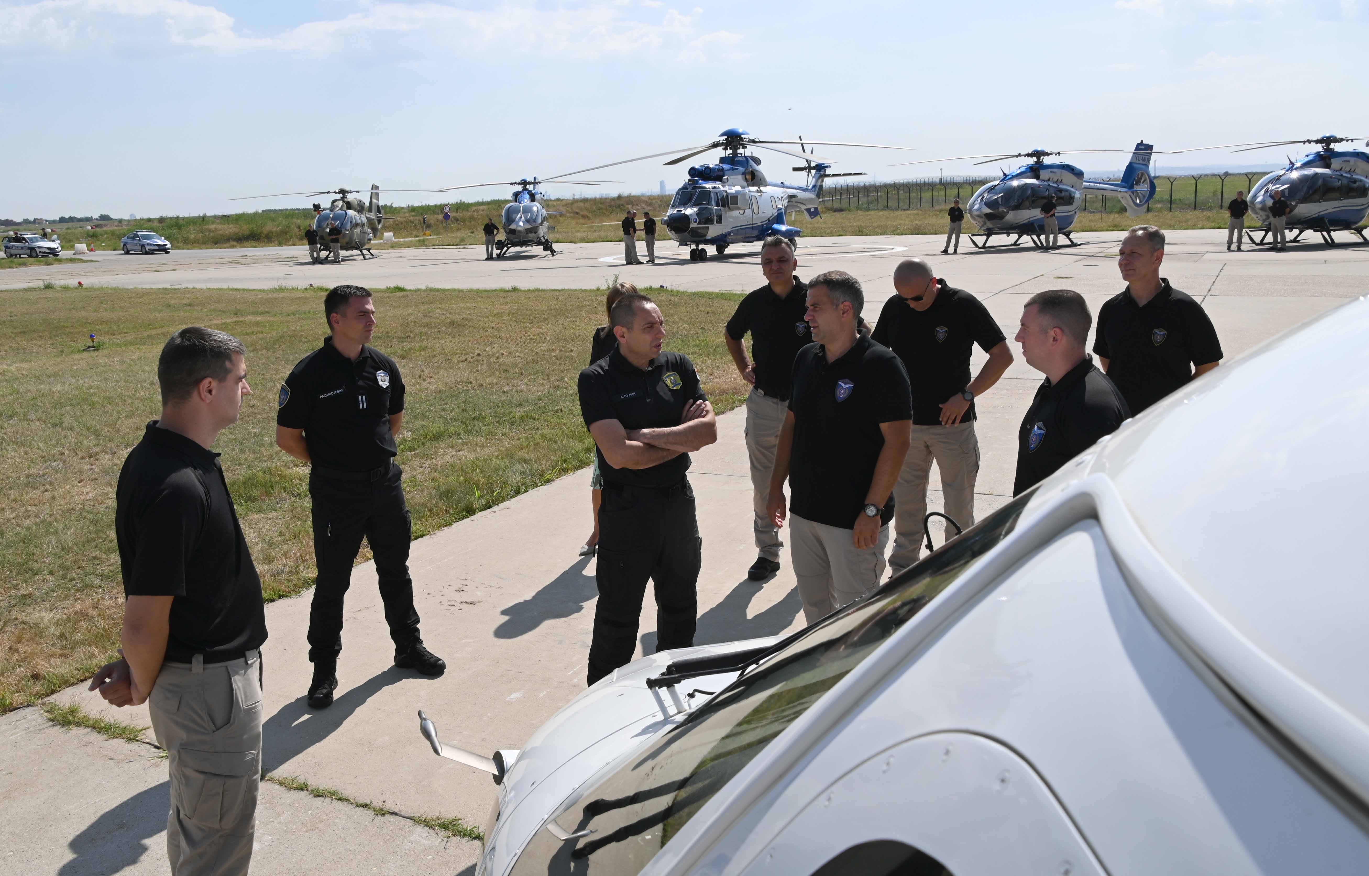 Министар Александар Вулин обишао Хеликоптерску јединицу и уверио се у снагу и јачину хеликоптера Х-215 „Супер Пума“