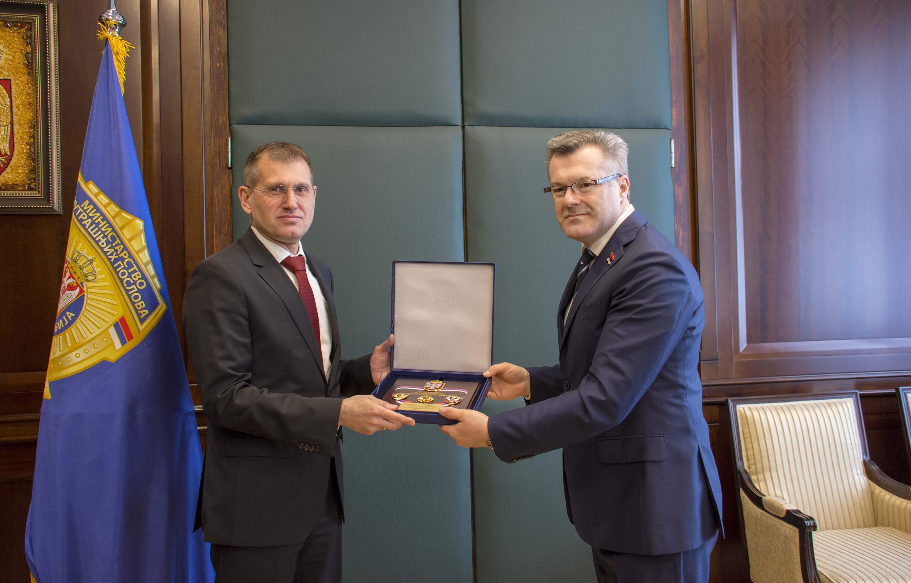 Ministar Stefanović primio plaketu Odbora za kontrolu službi bezbednosti Narodne skupštine