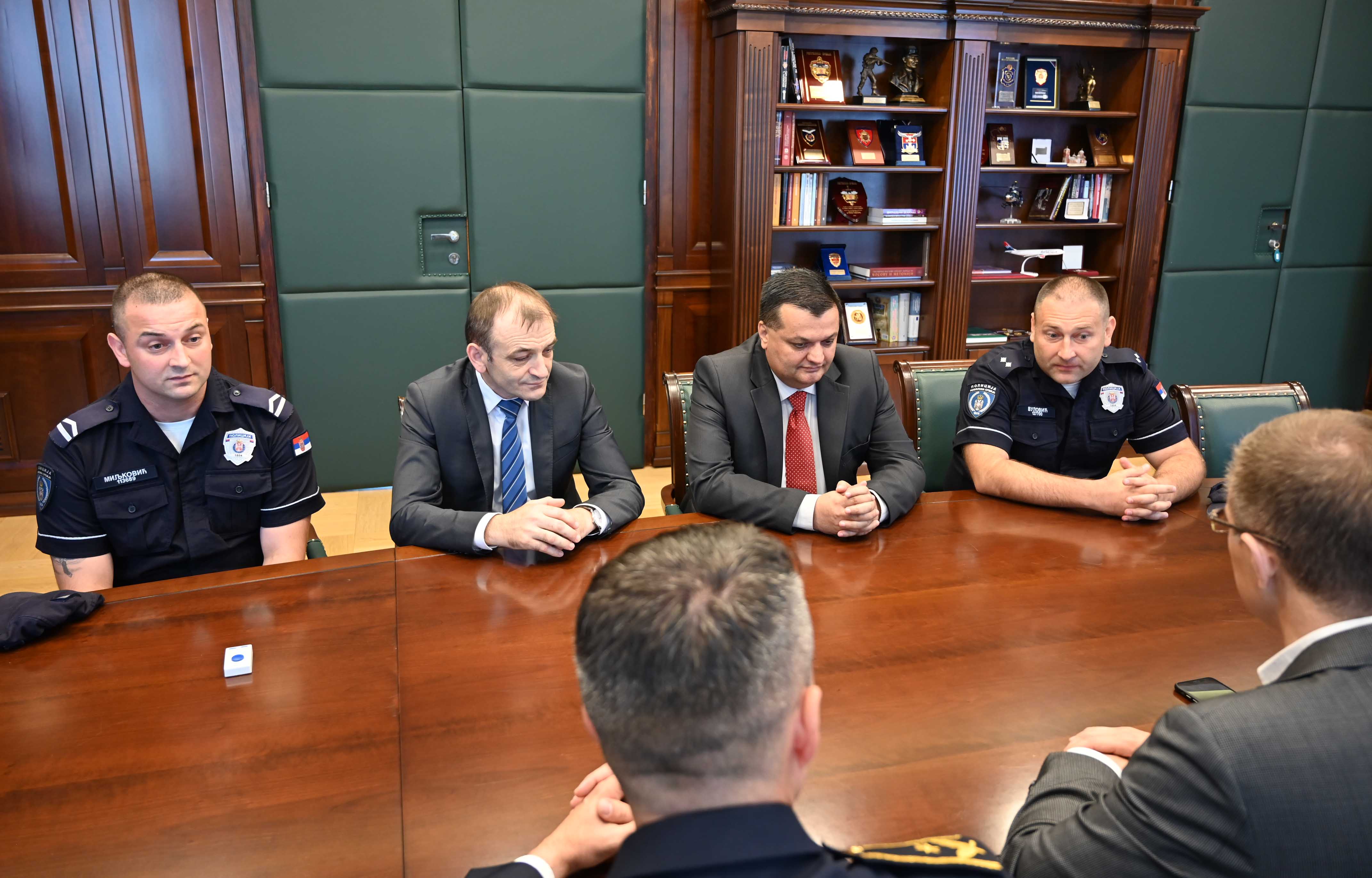 Ministar Stefanović nagradio policijske službenike Policijske stanice Stari grad