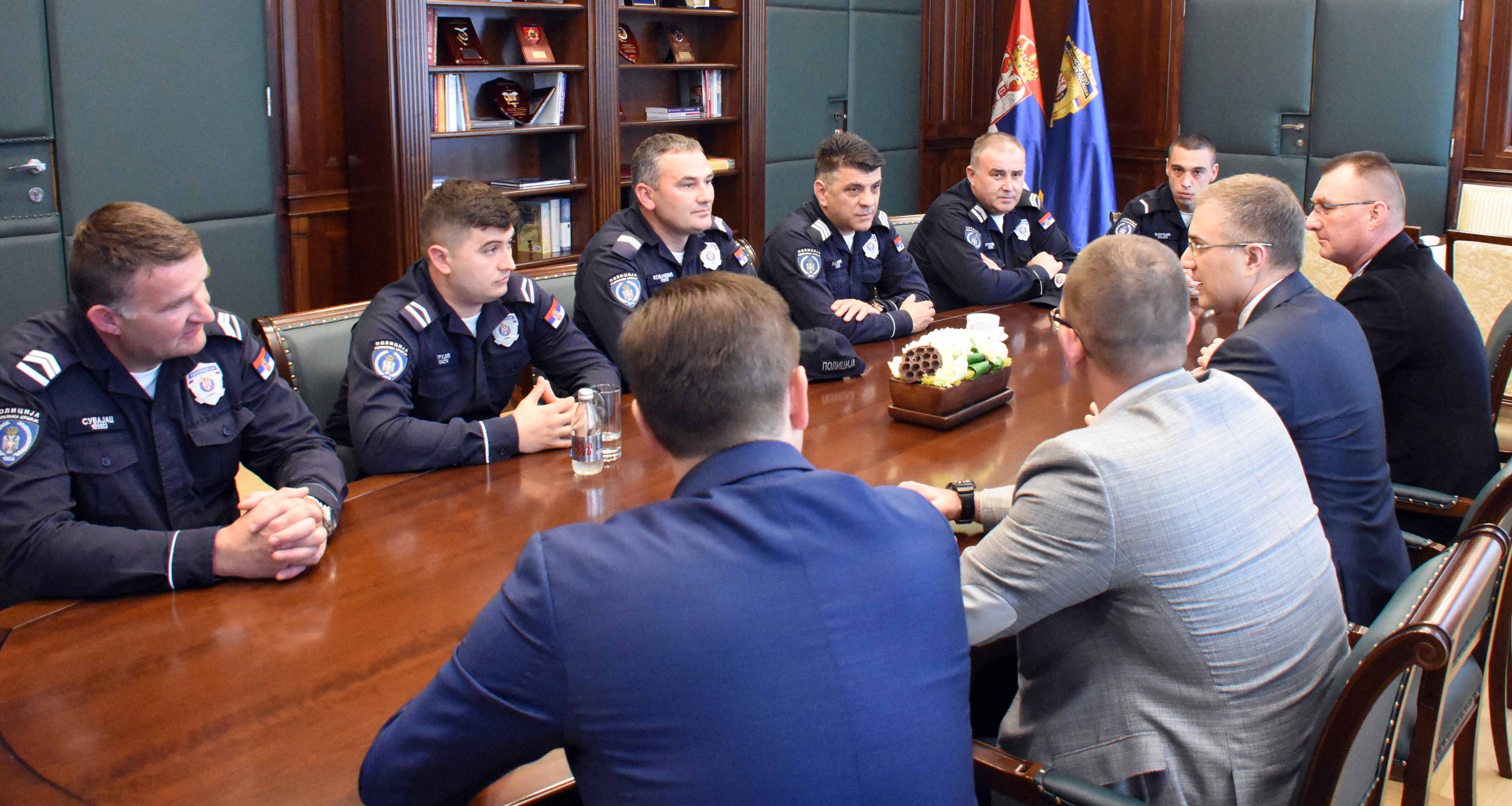 Ministar Stefanović nagradio hrabre policajce