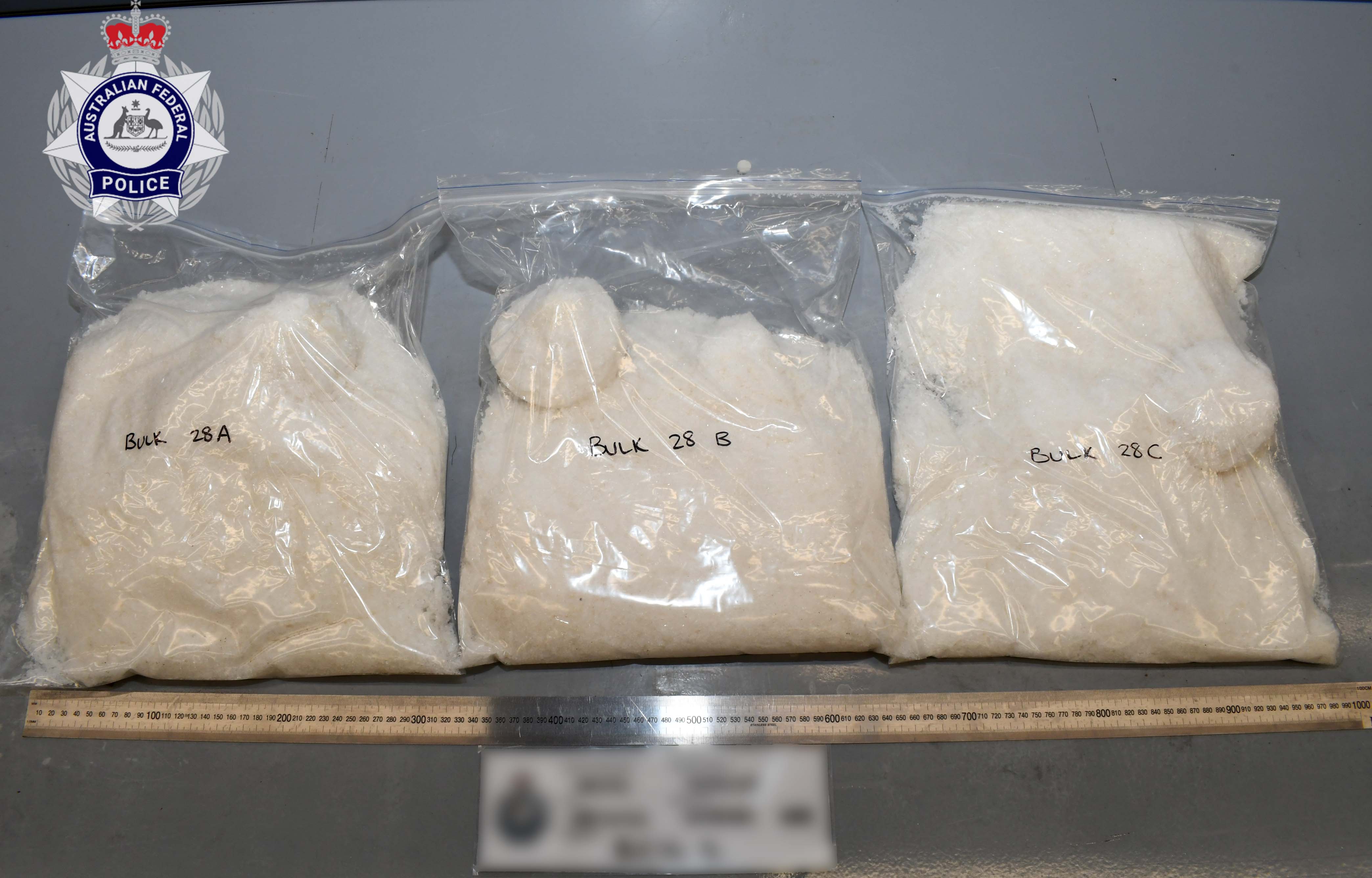 У међународној акцији у Мелбурну, заплењено 98 килограма метамфетамина и ухапшене две особе