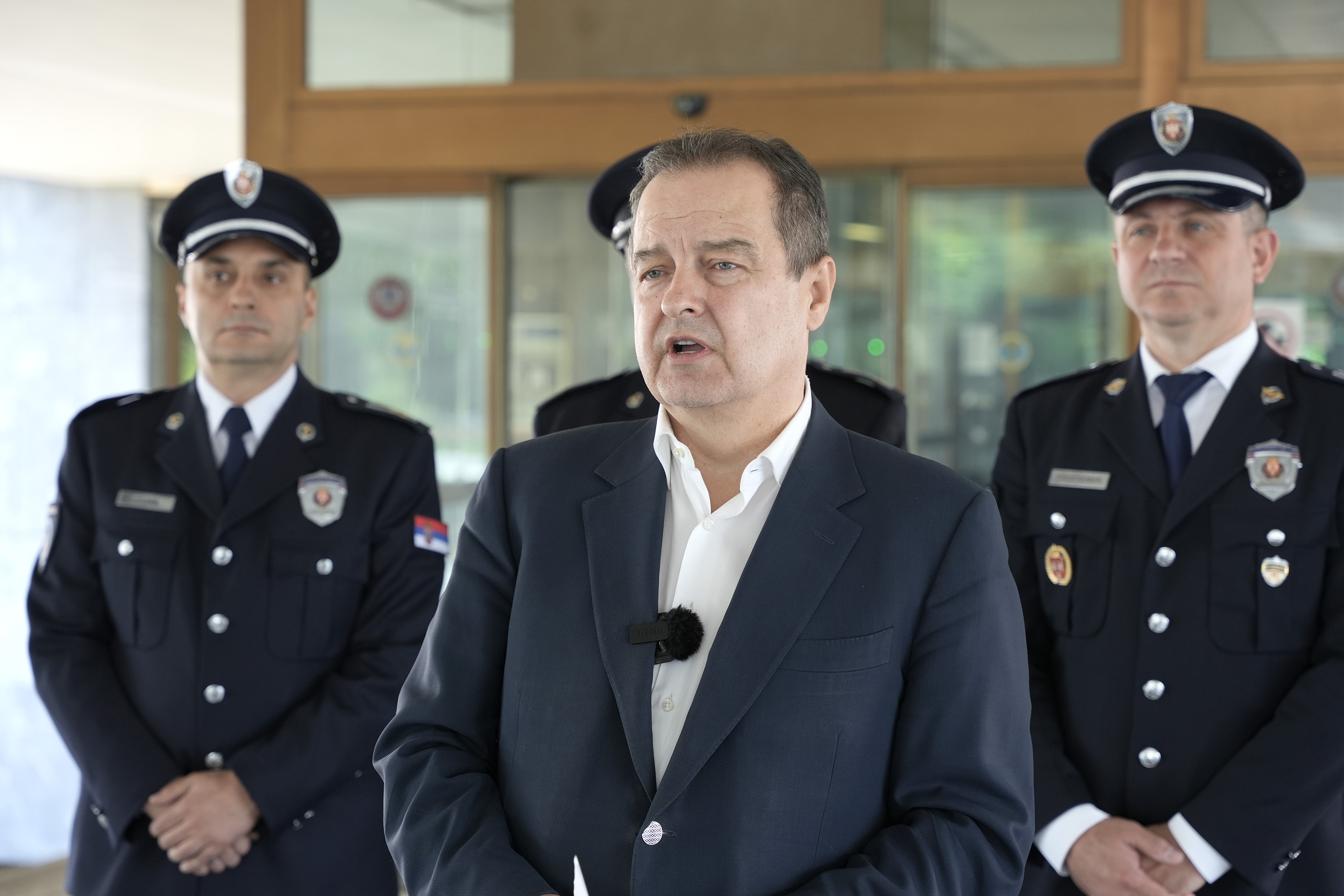 Ministar Dačić posetio povređenog policajca