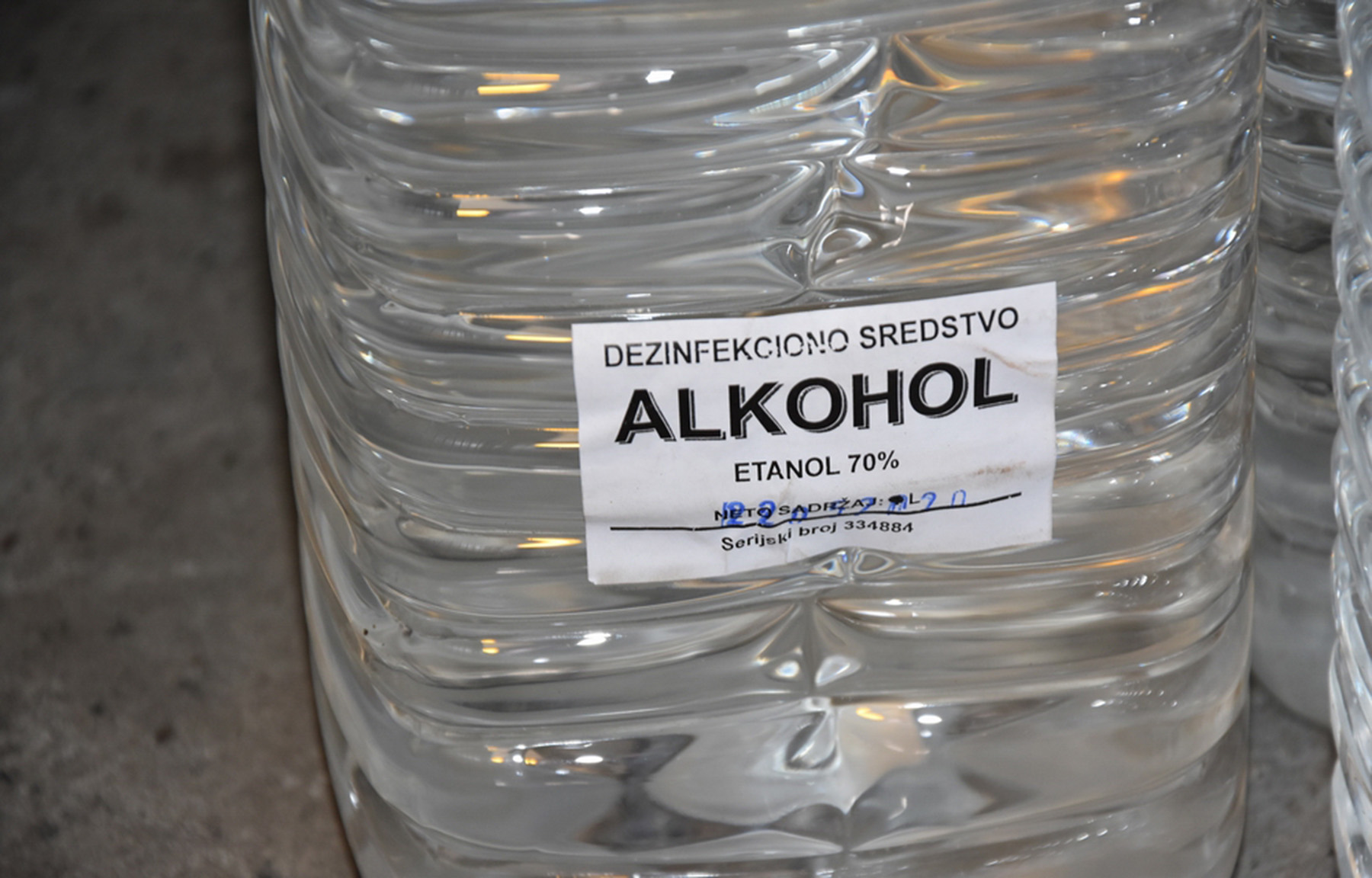 У кући осумњиченог пронађено 2.485 литара 70-процентног алкохола са фалсификованом документацијом