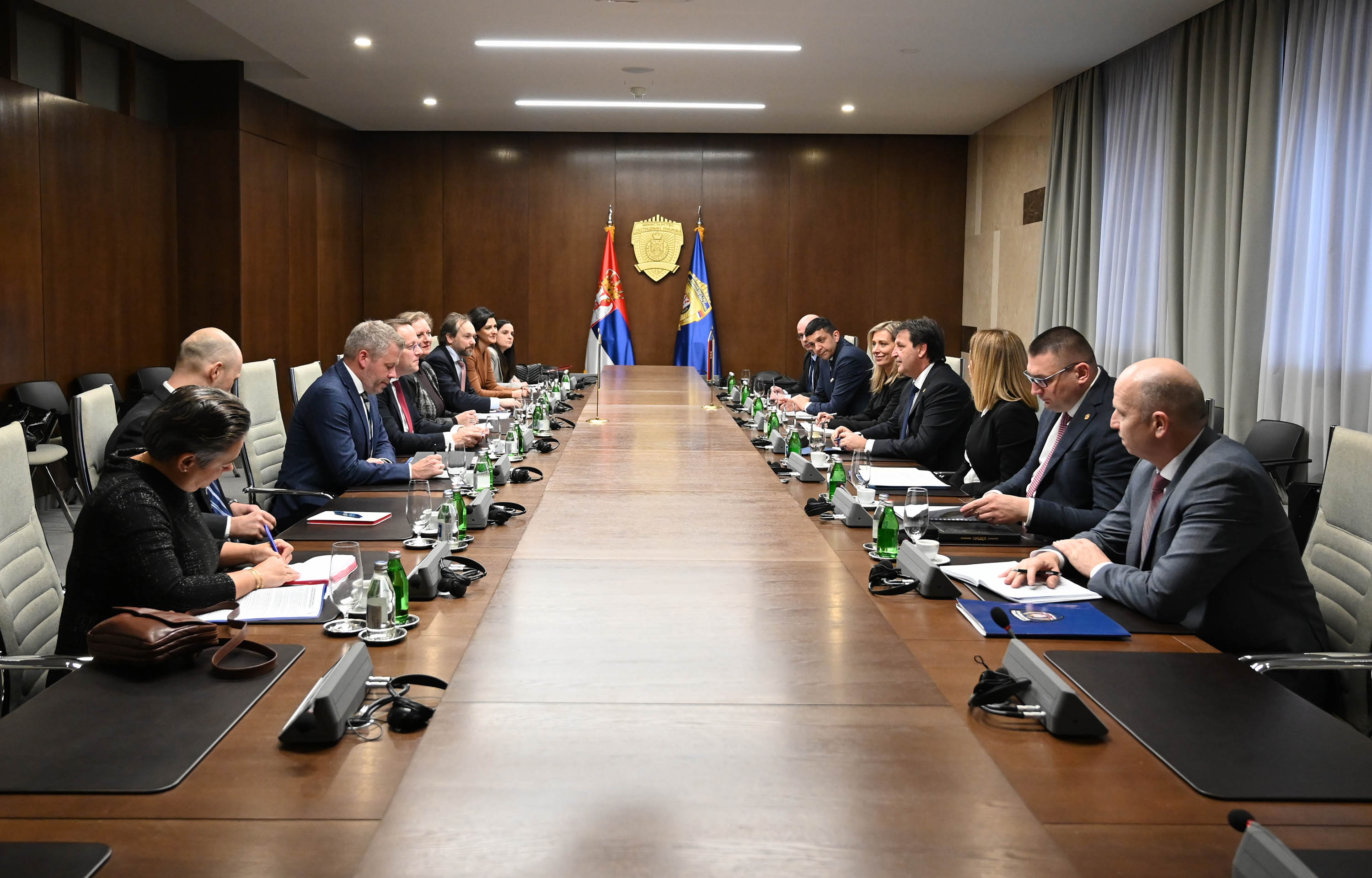 Ministar Gašić se sastao sa komesarom Evropske Unije Varheljijem