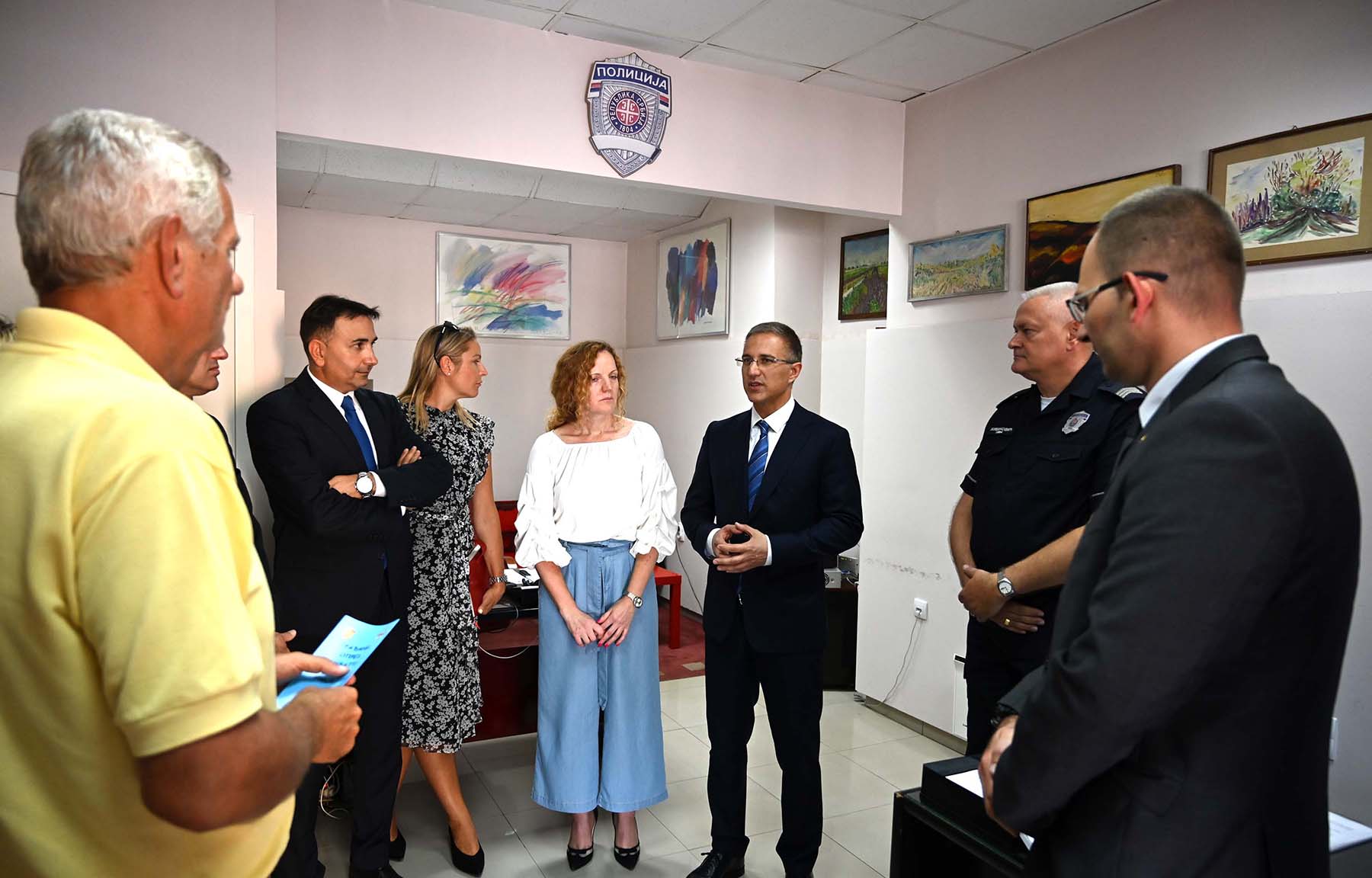 Ministar Stefanović obišao policijske službenike koji rade u „Kući bezbednosti“ u Pančevu