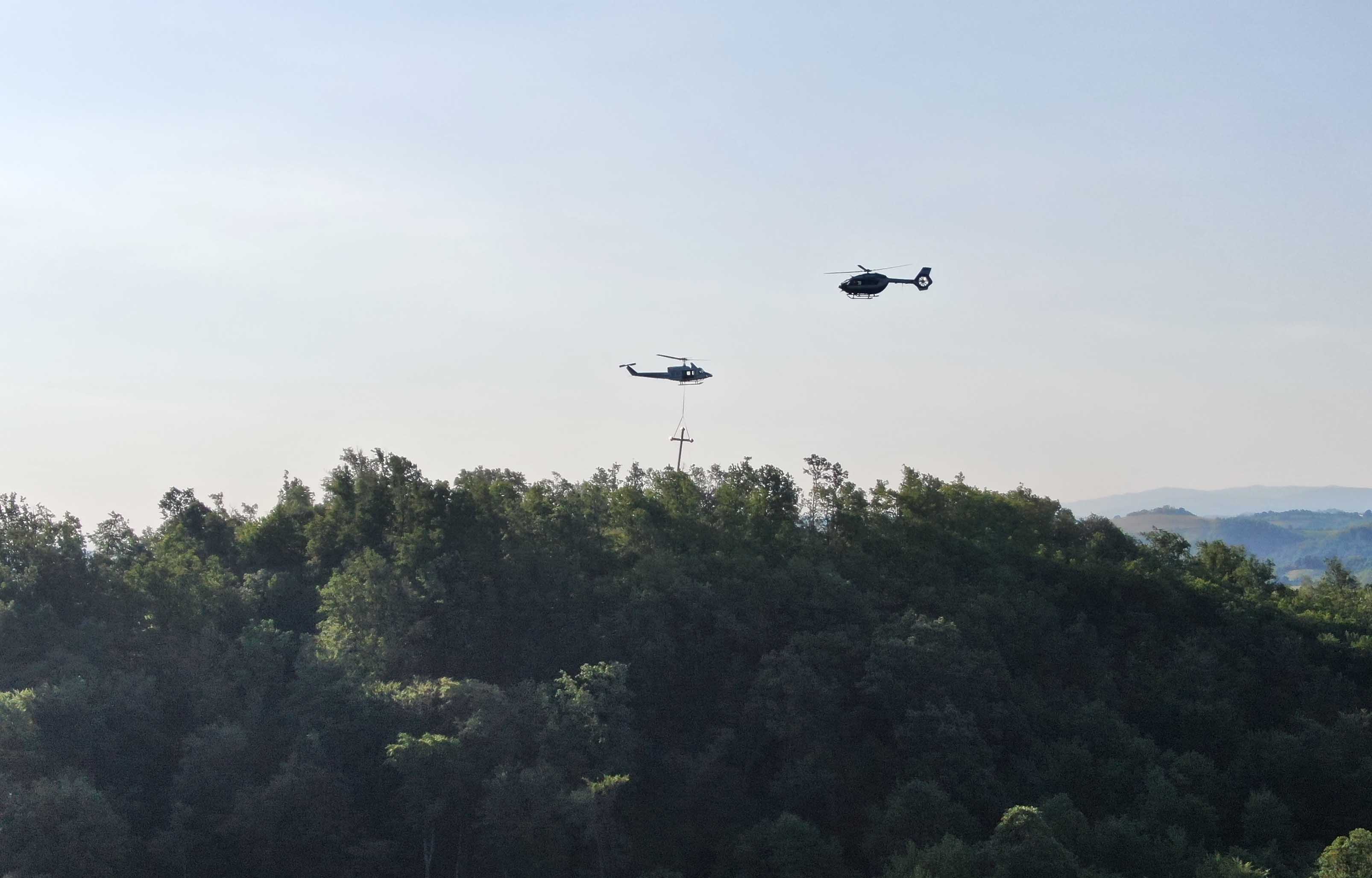 Припадници Хеликоптерске јединице учествовали у подизању крста на брду Бојчица