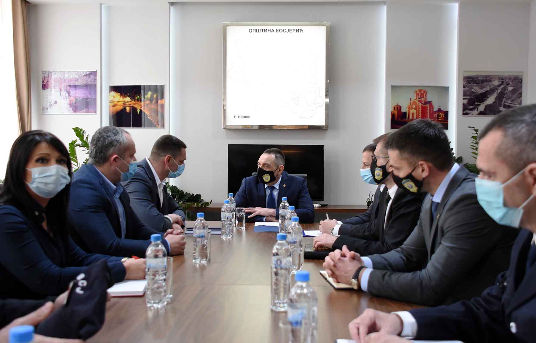 Министар Вулин са члановима Штаба за ванредне ситуације општине Kосјерић