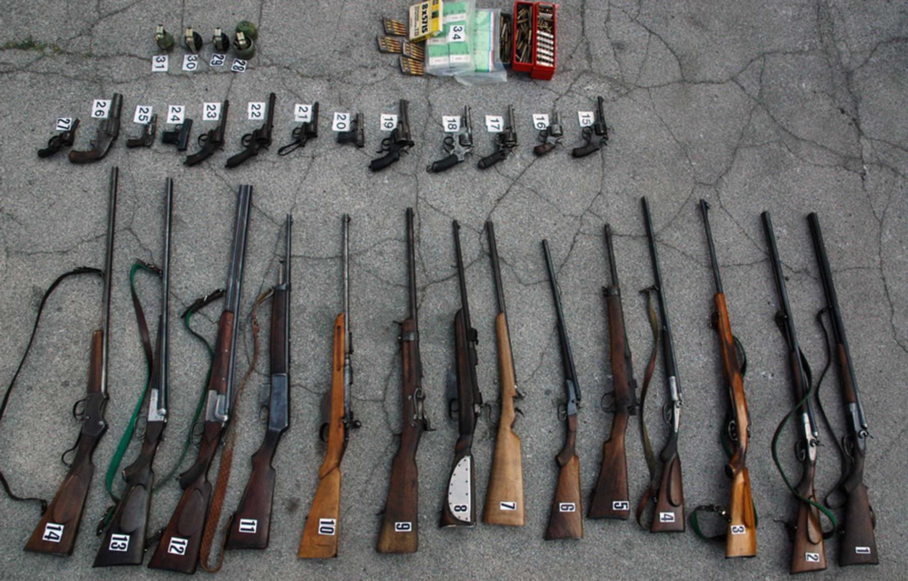 Полиција је у претресу породичне куће пронашла већу количину оружја и муниције