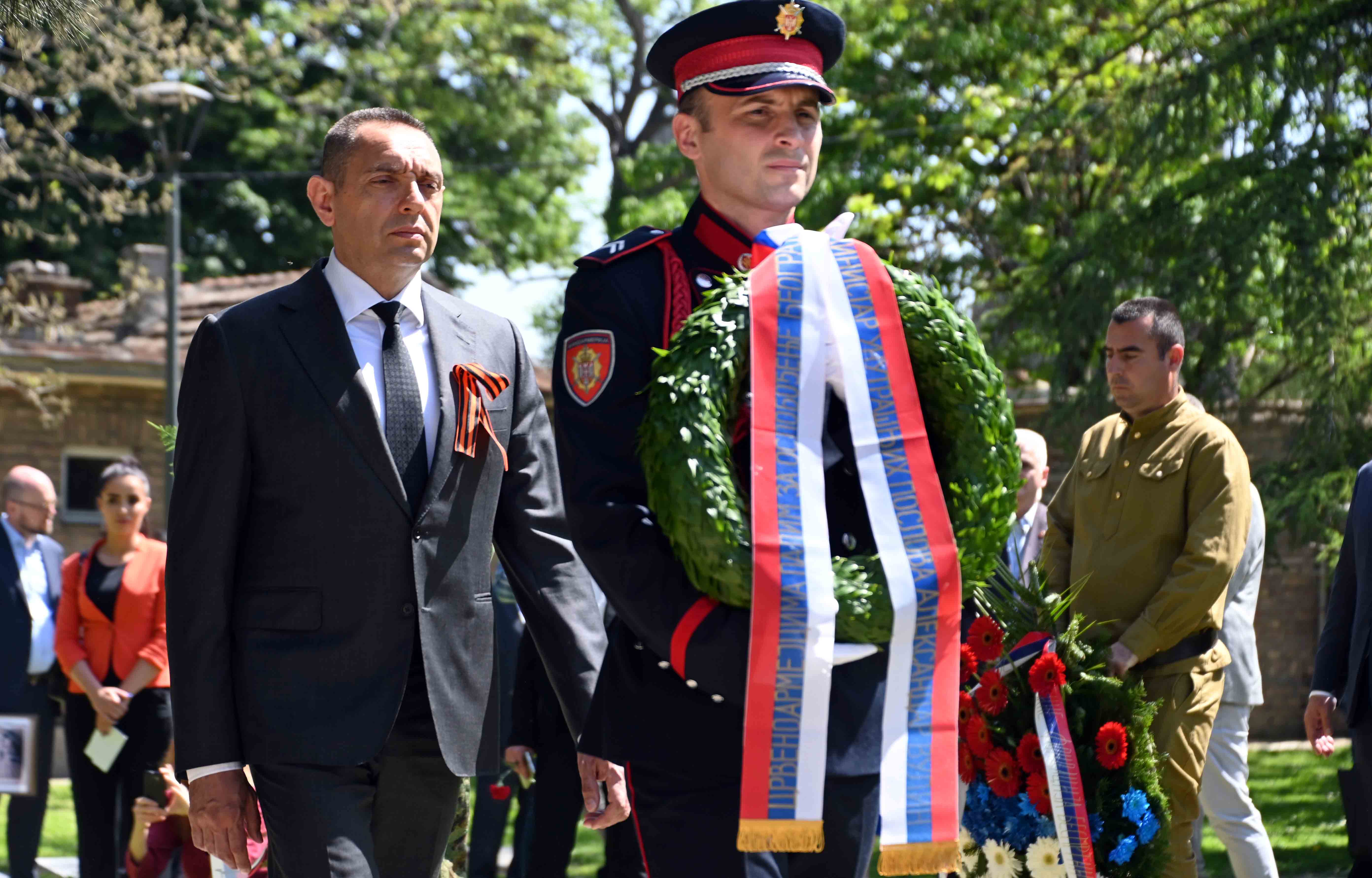 Министар Вулин положио је венце на споменик Црвеноармејцу и на споменик „Вечној ватри“ на Гробљу ослободилаца Београда
