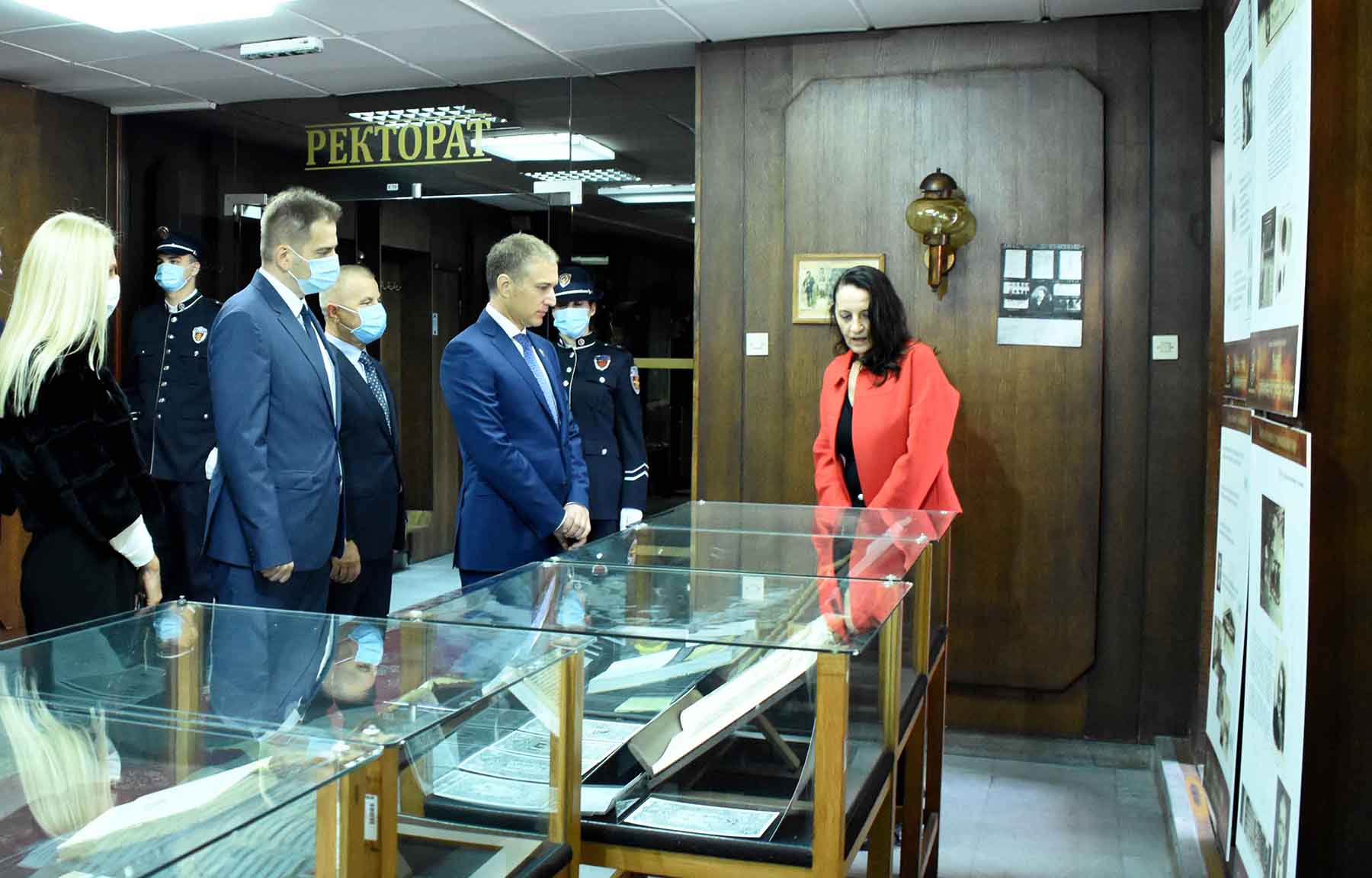 Ministar Stefanović obišao izložbu „Zakonom zaštićene stare i retke knjige“ na KPU