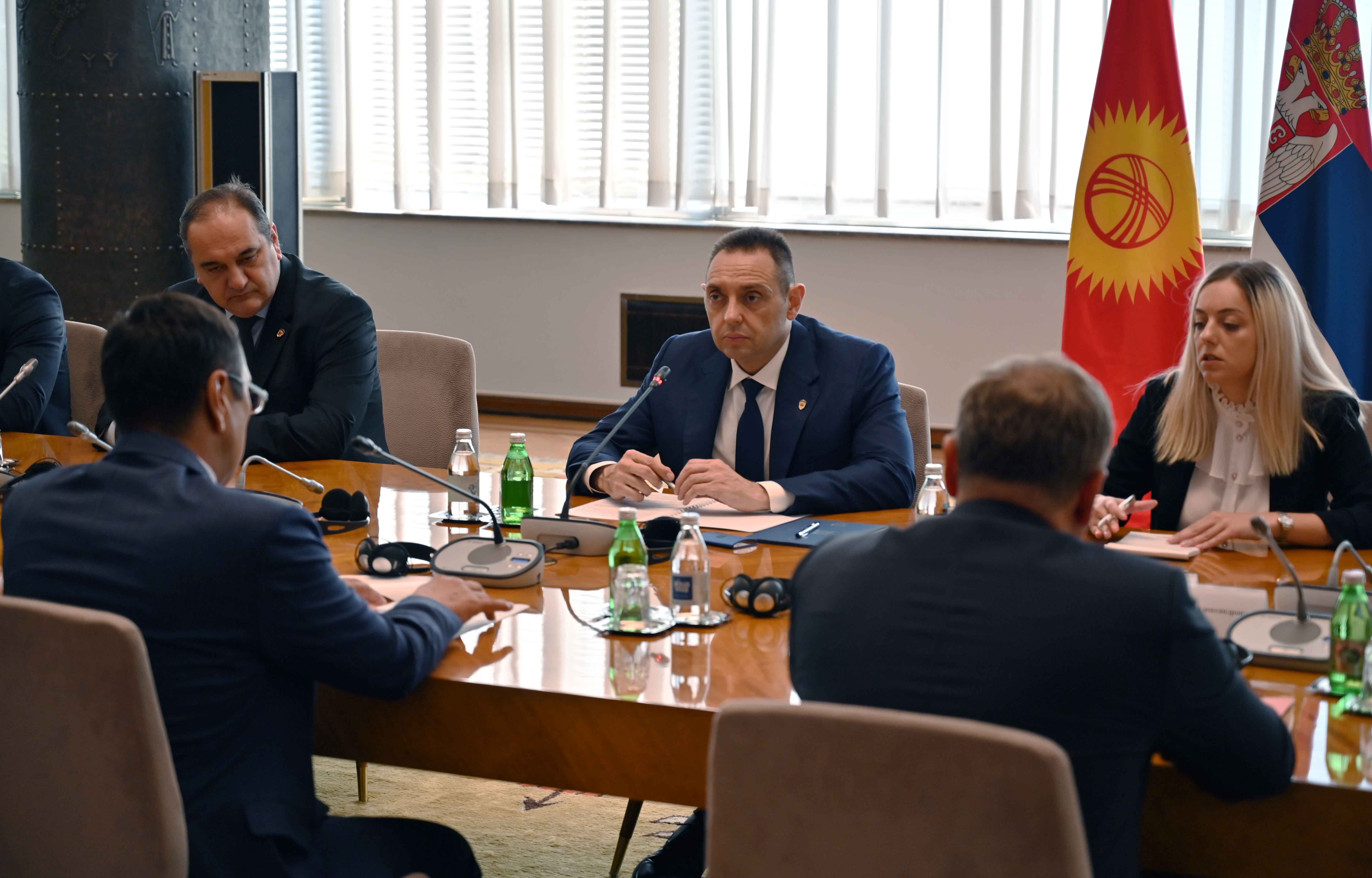 Министар Вулин разговарао је данас са министром за ванредне ситуације Киргиске Републике Ергешевичем