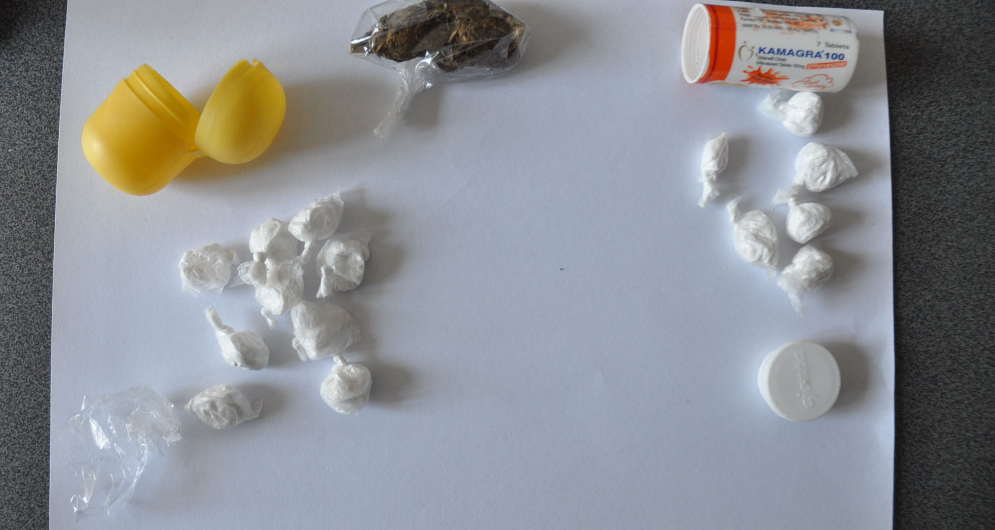 Zaplenjeno više od 1.000 tableta MDMA, kokain i amfetamin