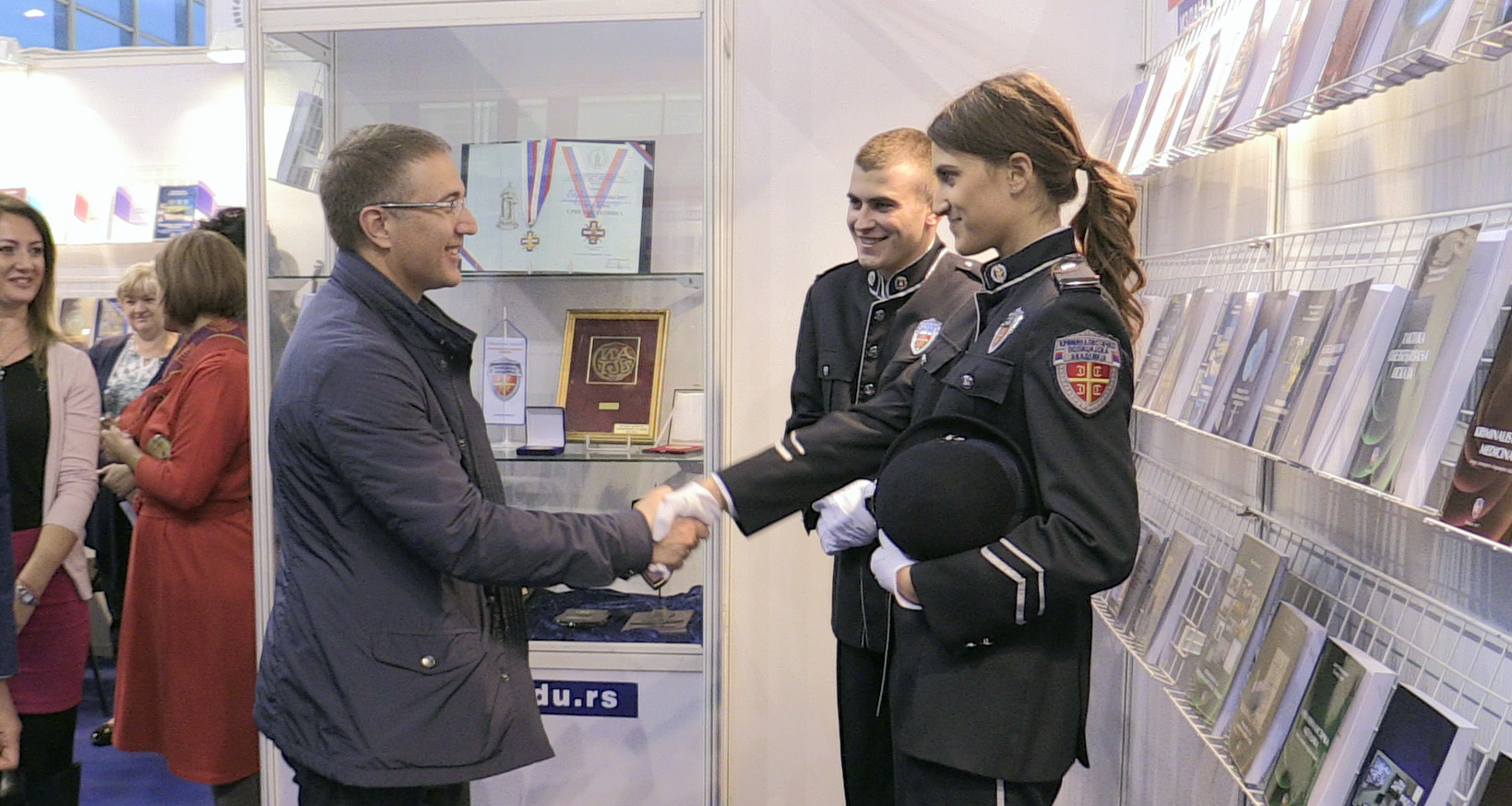 Mинистар Стефановић обишао штанд Криминалистичко-полицијске академије на Међународном сајму књига