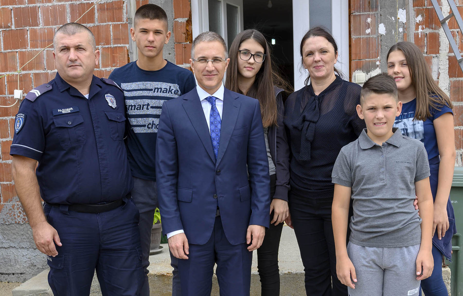 Ministar Stefanović posetio šestočlanu porodicu Radović
