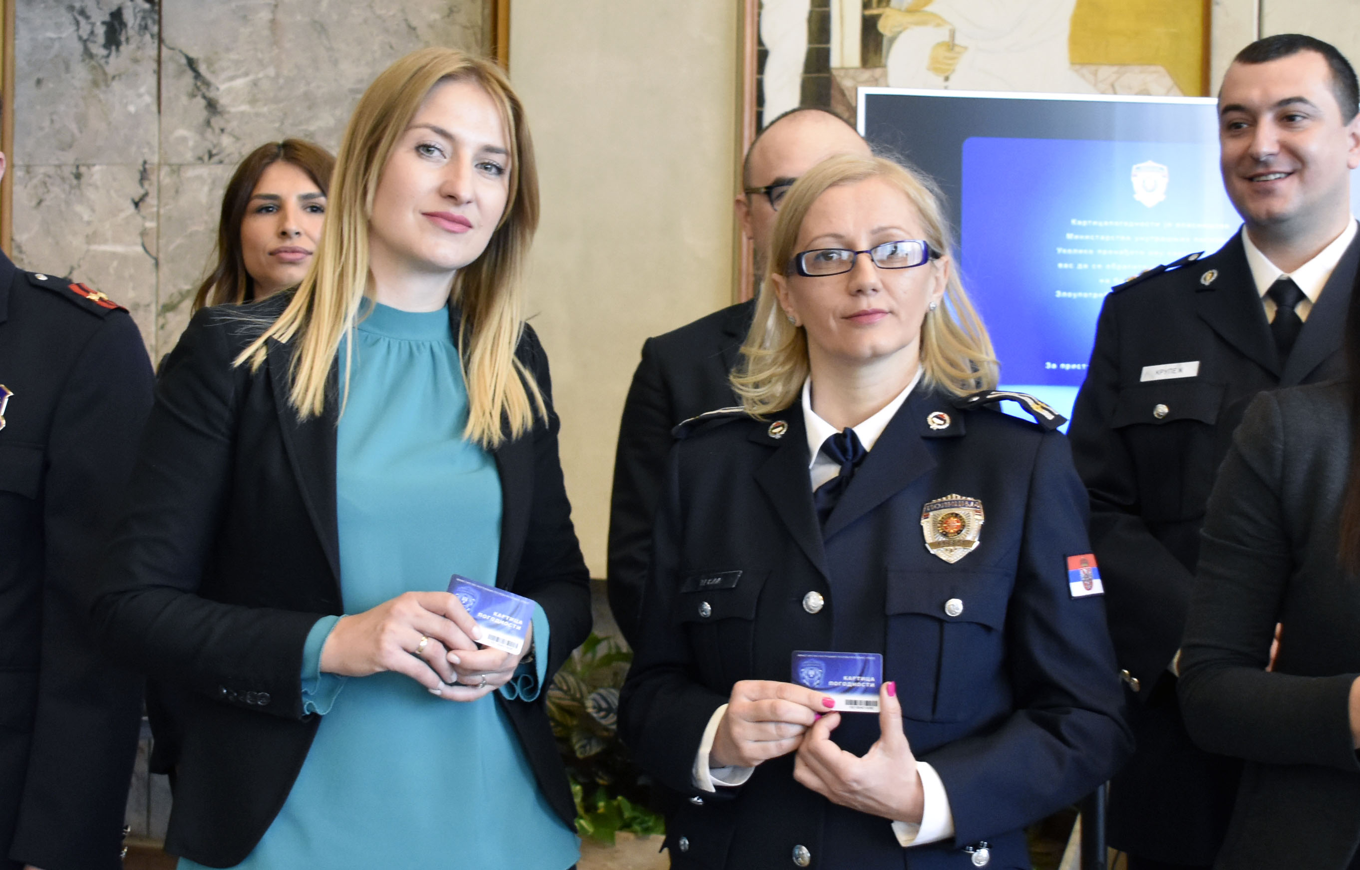 Mинистар Стефановић уручио првих 20 картица погодности запосленима у Министарству унутрашњих послова