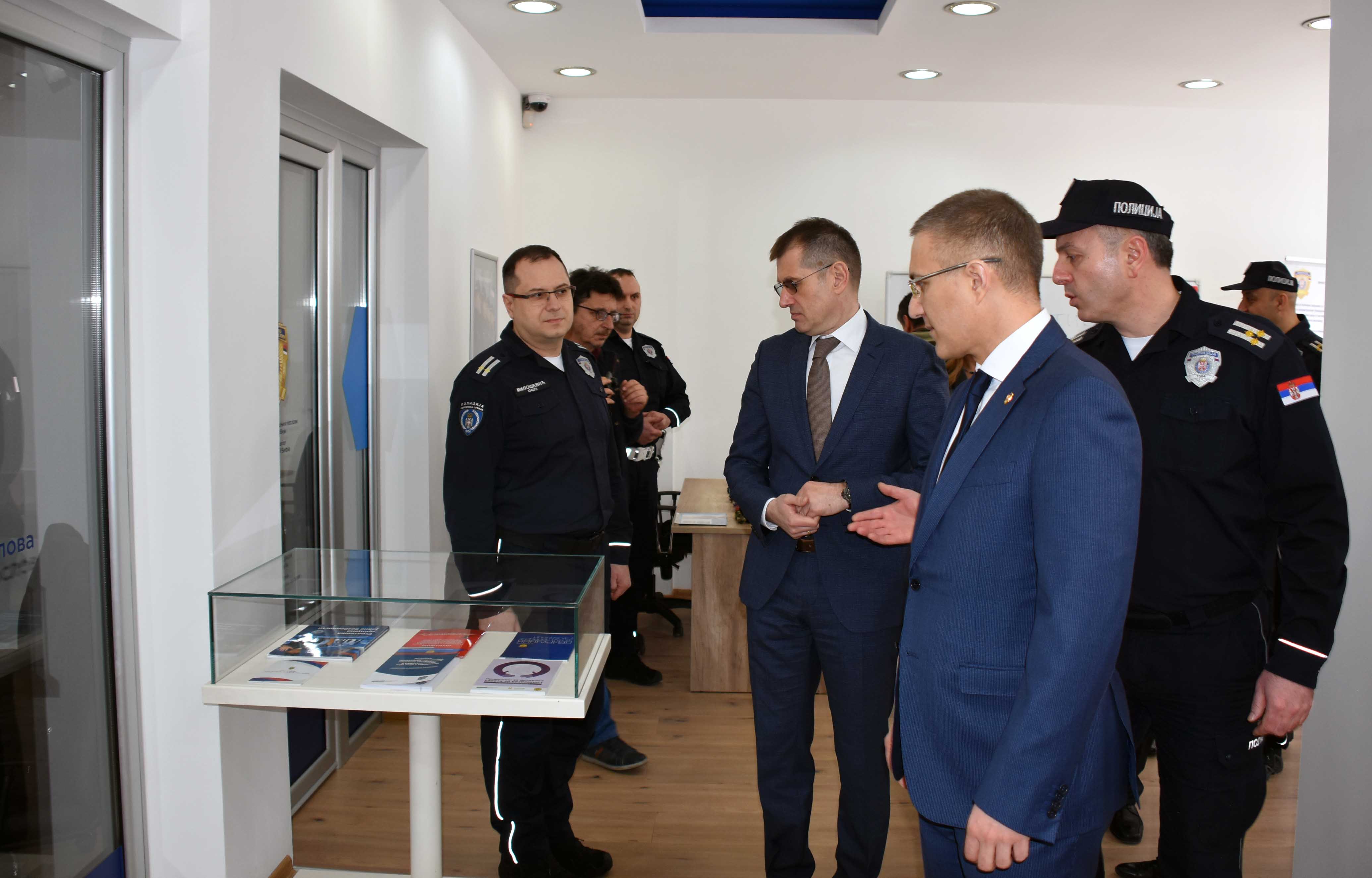 Mинистар Стефановић отворио први Информативни центар Министарства унутрашњих послова 