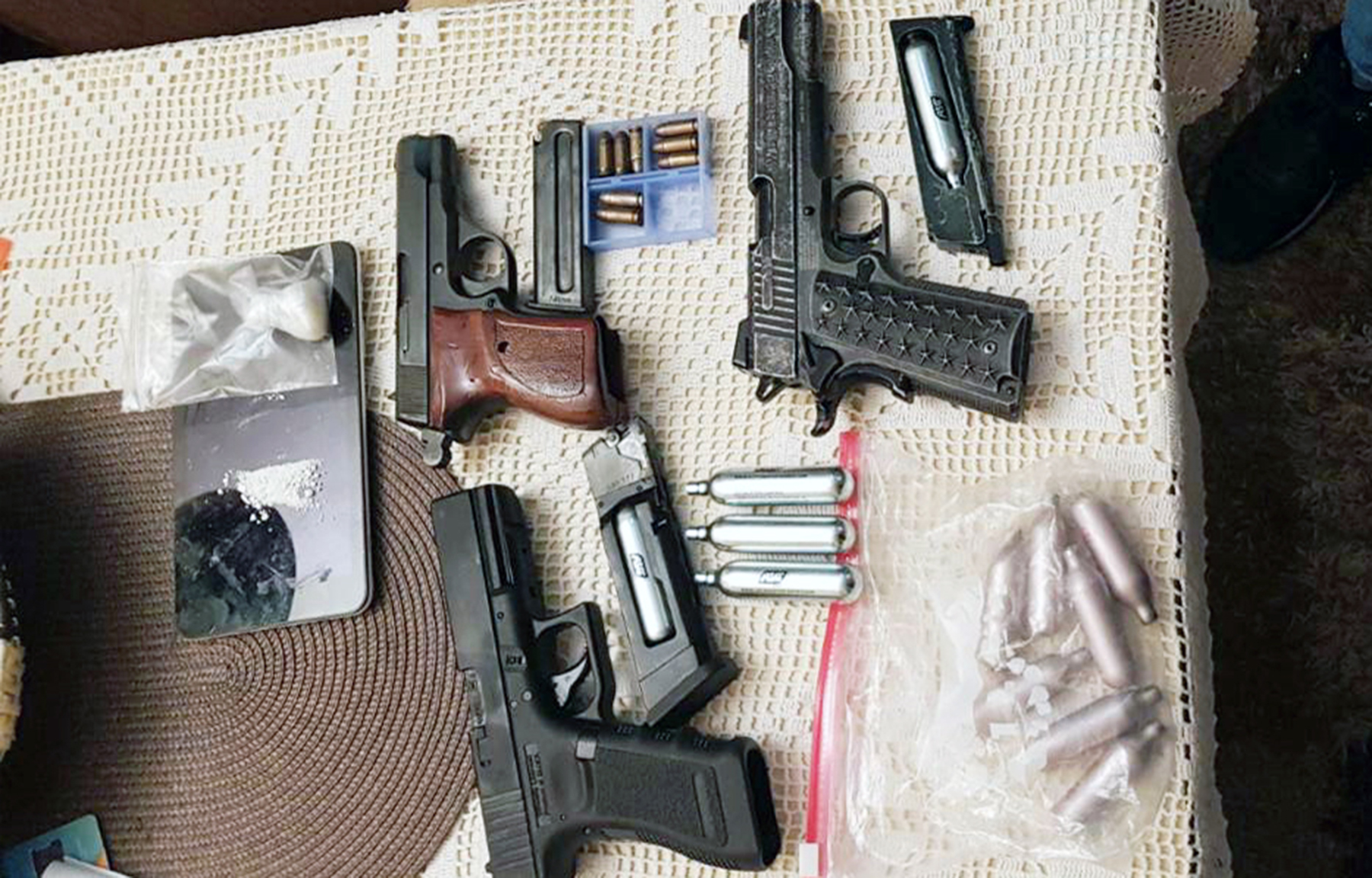 Pretresom stana osumnjičenog policija pronašla različito oružje, municiju i paketić amfetamina
