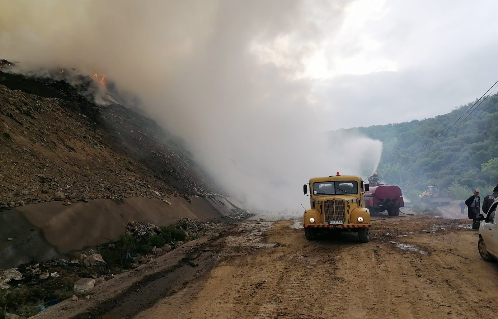 Dva helikoptera MUP-a upućena u Užice i pomažu u saniranju požara na deponiji „Duboko“