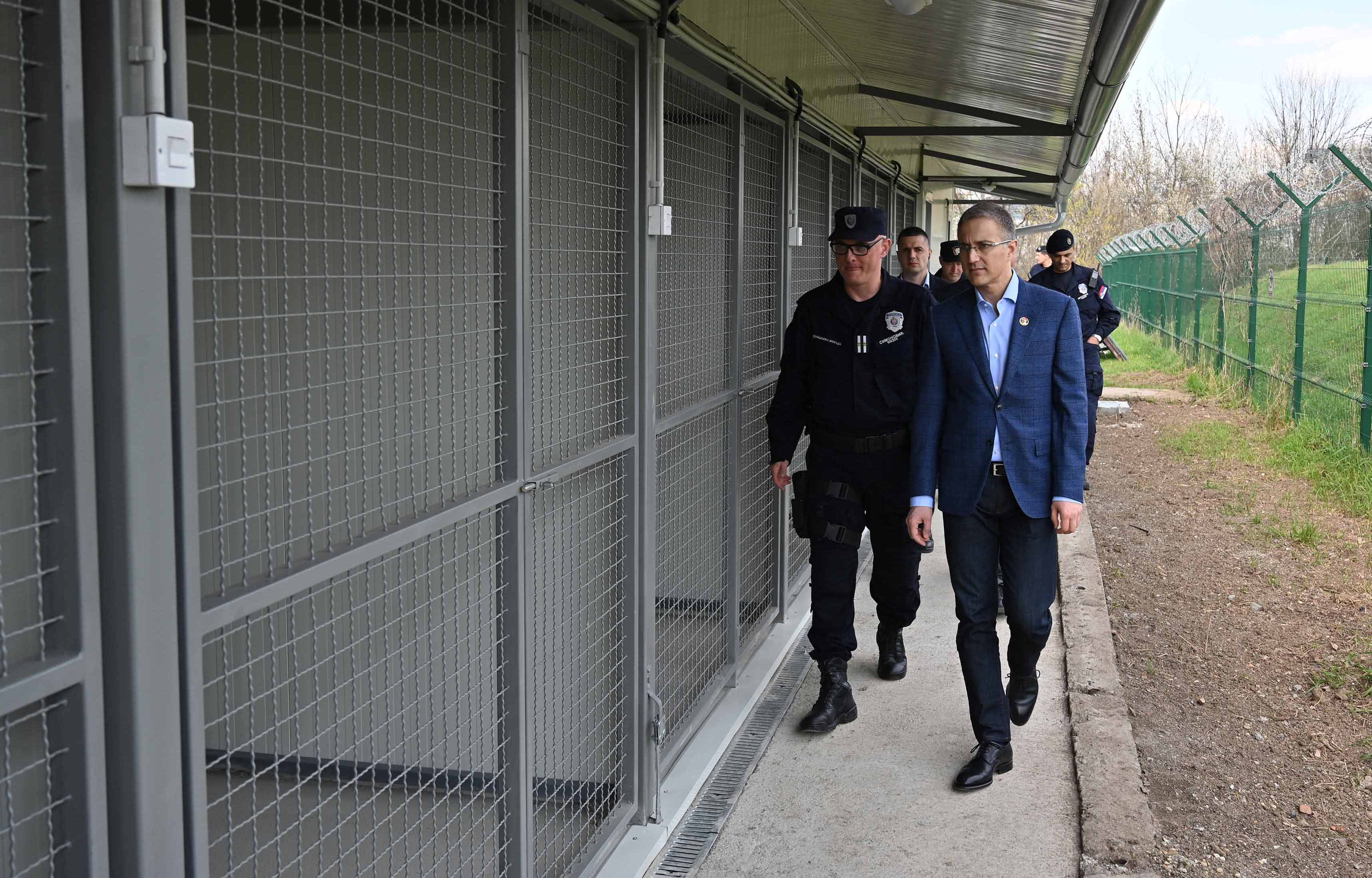 Ministar Stefanović obišao Četu vodiča službenih pasa Policijske brigade