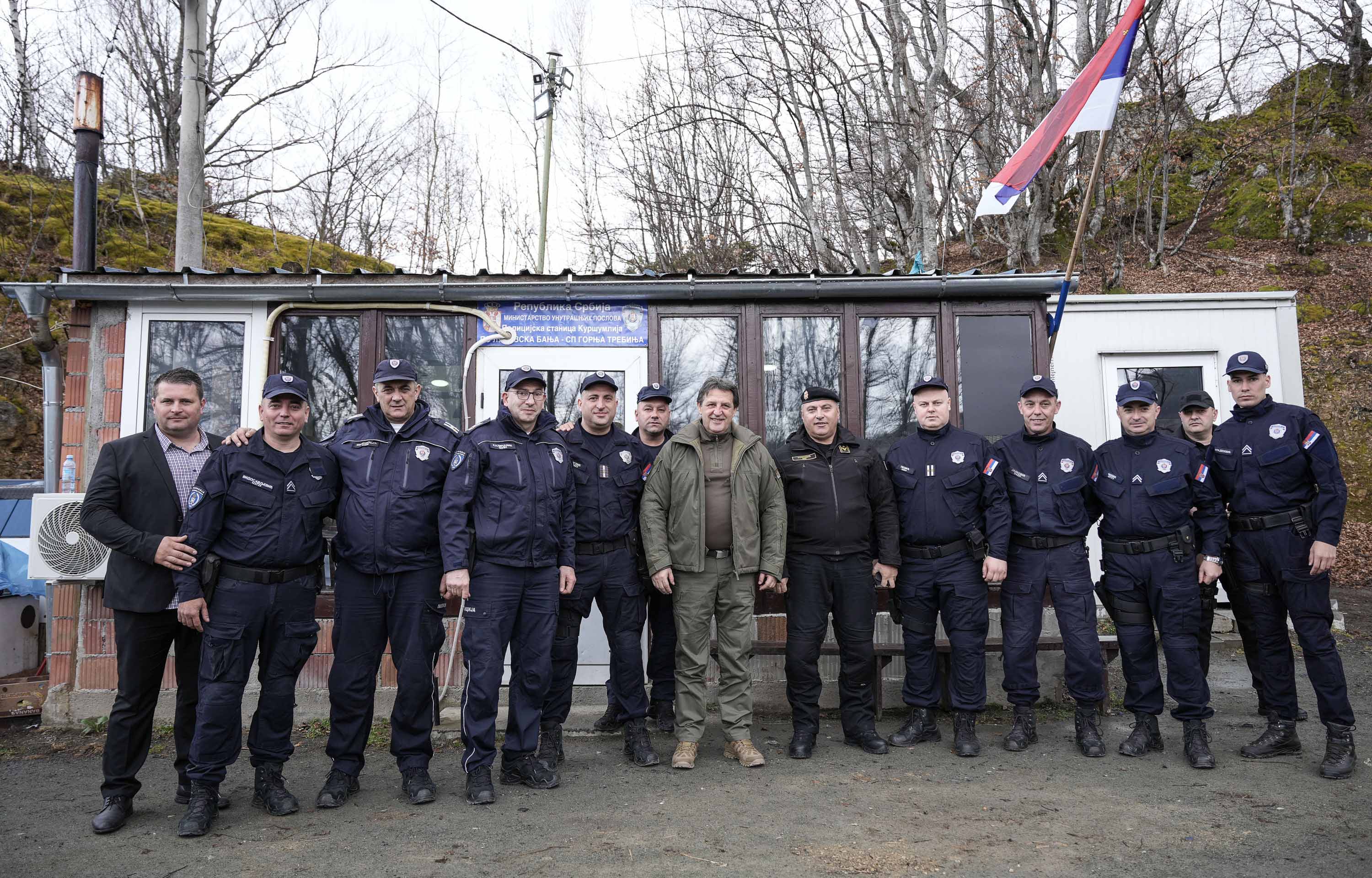 Ministar unutrašnjih poslova Bratislav Gašić obišao pripadnike policije angažovane u Kopnenoj zoni bezbednosti