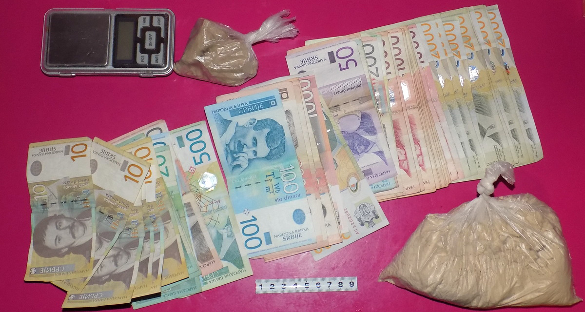 Uhapšene četiri osobe osumnjičene za prodavanje opojne droge uživaocima 