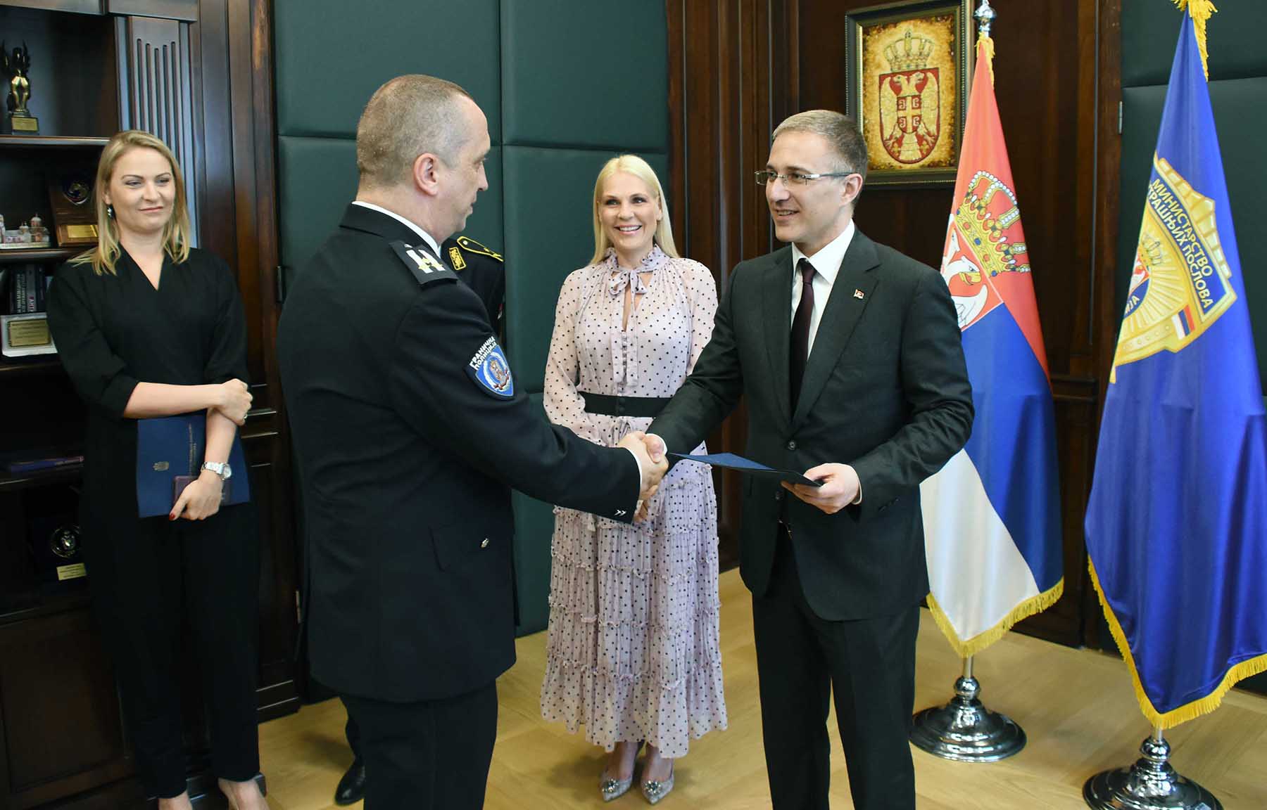 Министар Стефановић уручио решења о унапређењу у чин генерала полиције, као и плакете у знак захвалности за допринос раду МУП-а
