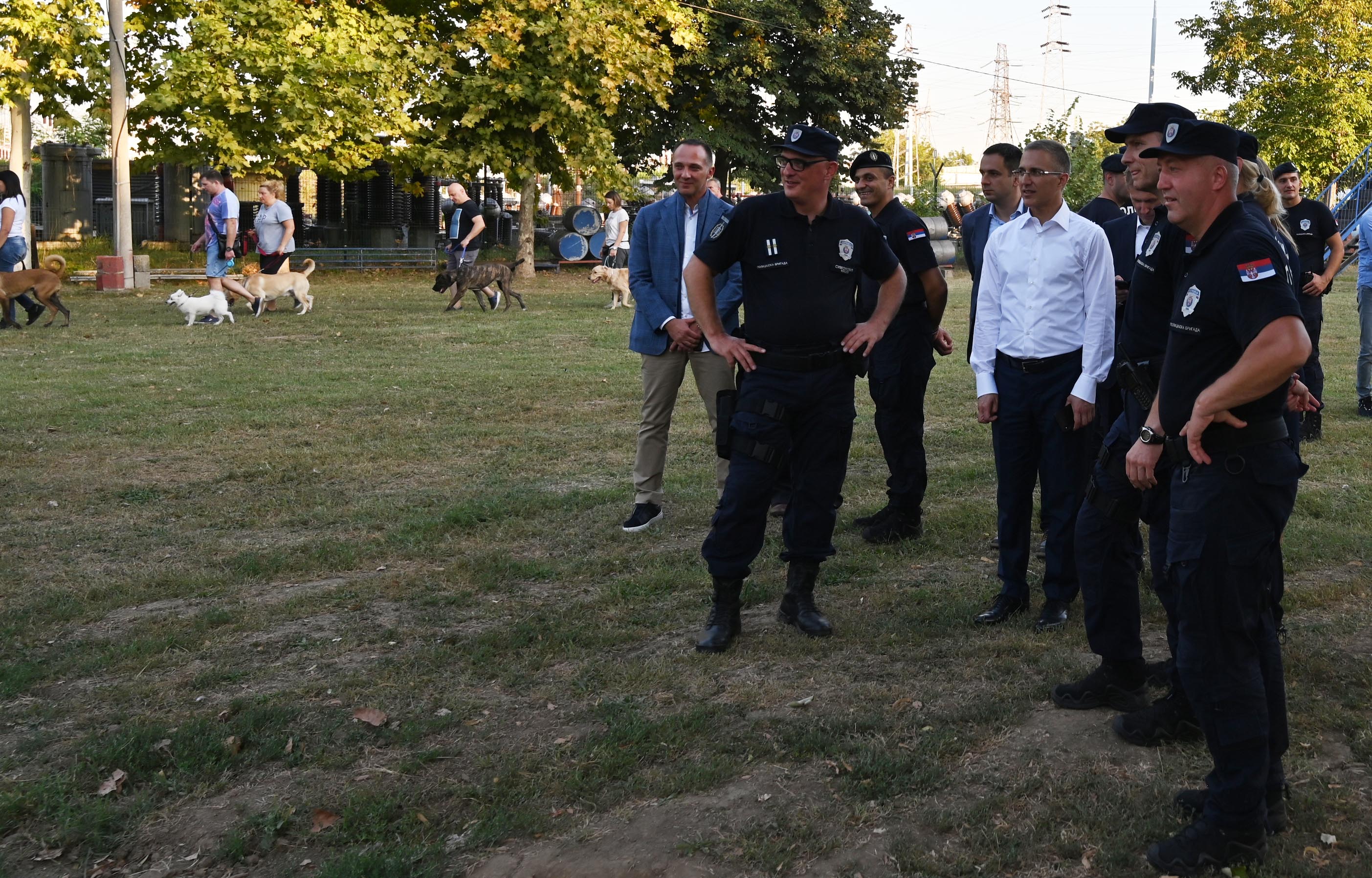 Mинистар Стефановић обишао припаднике полиције који се налазе на шестомесечној обуци за будуће водиче службених паса