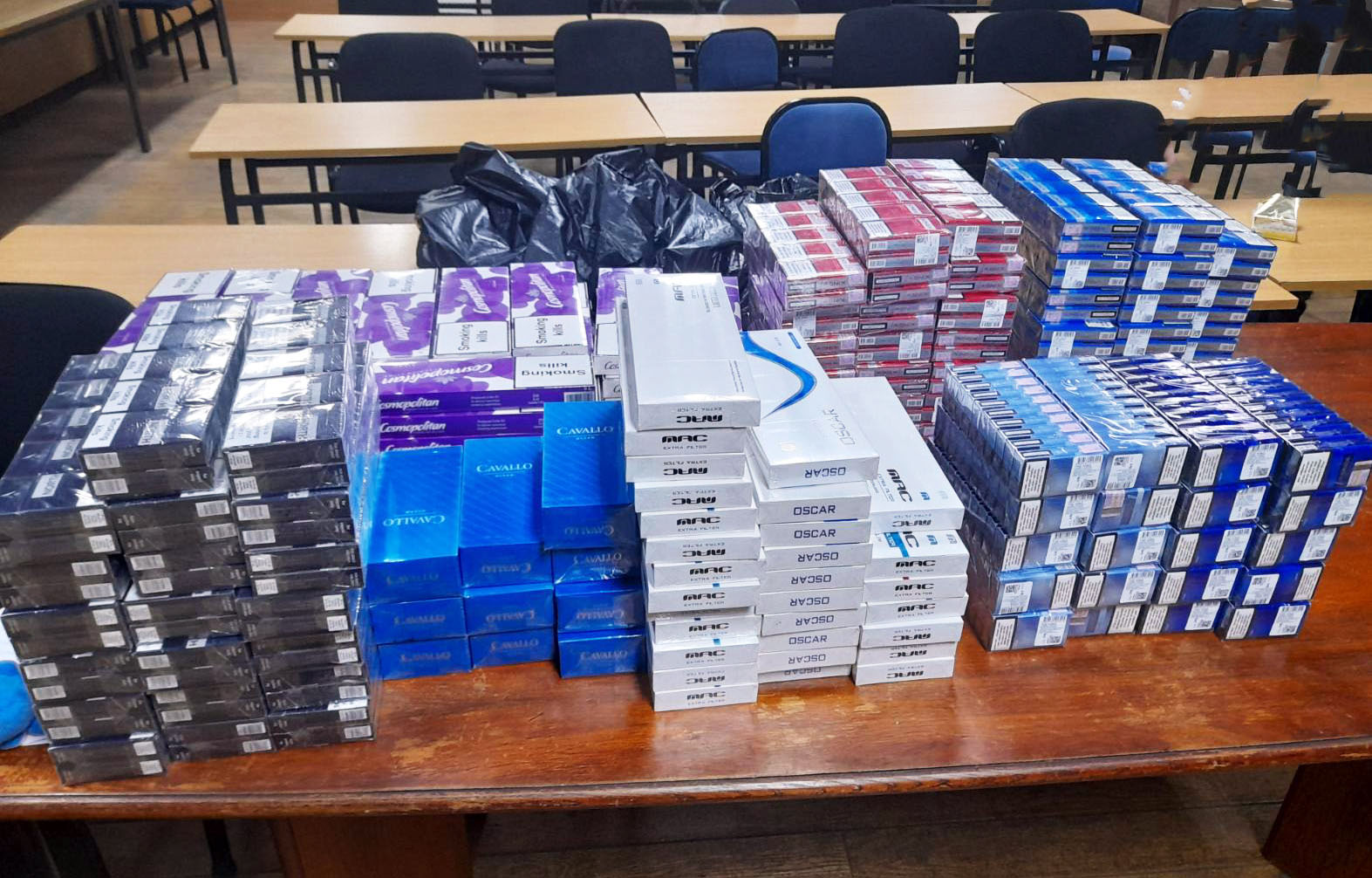 Oduzeto više od 500 paklica cigareta bez akciznih markica