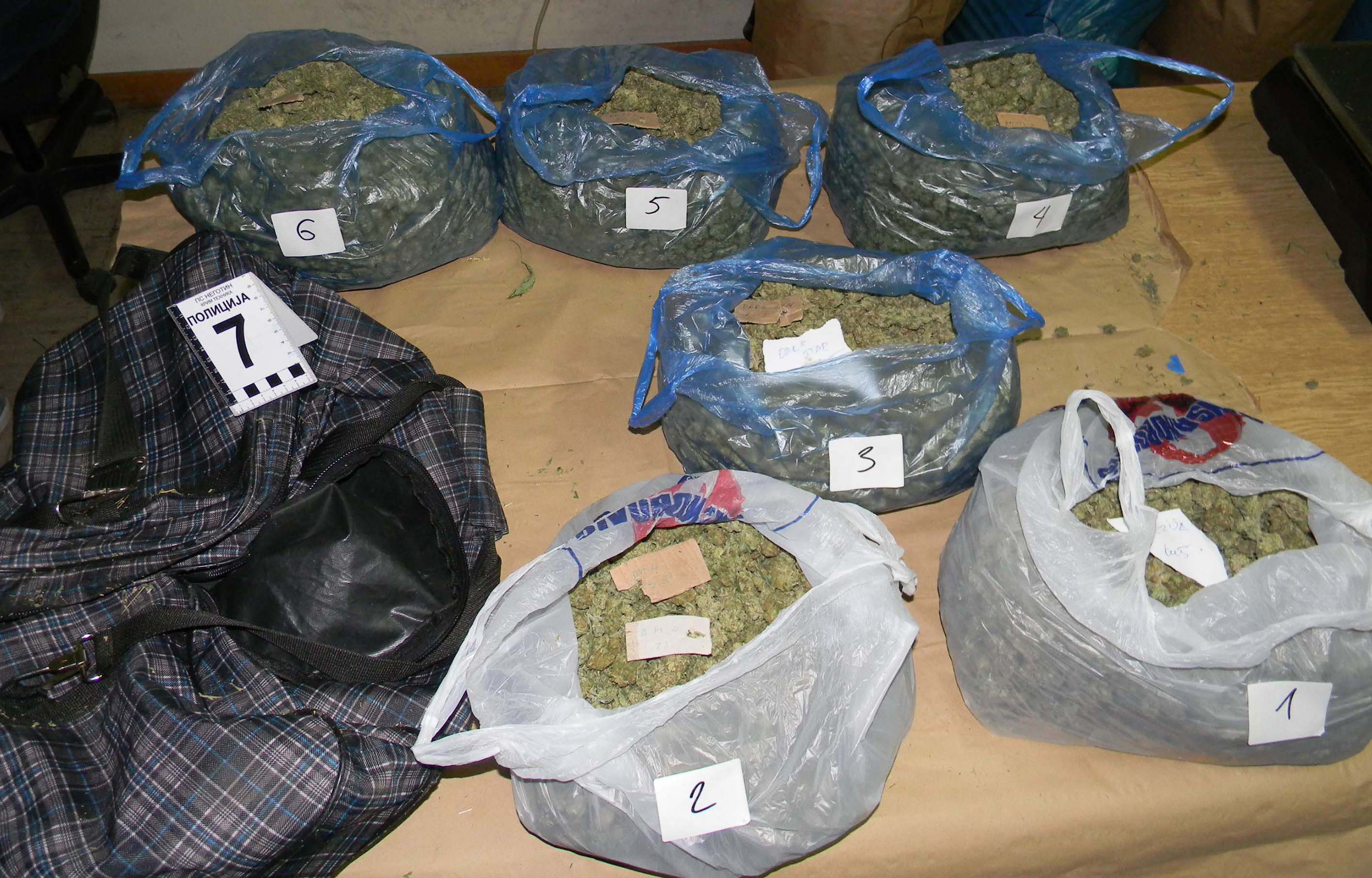 Zaplenjeno više od 28 kilograma marihuane, uhapšene dve osobe