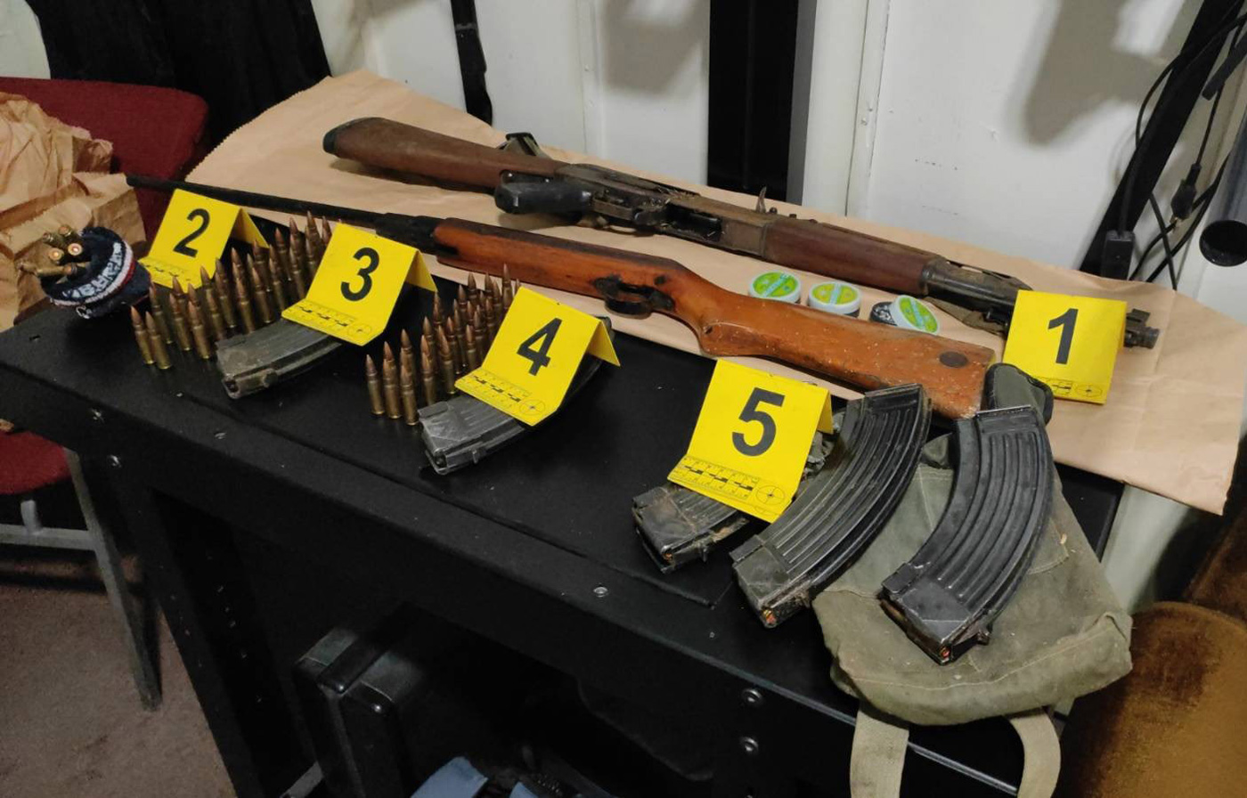 Oduzeto različito oružje i municija nađeno prilikom pretresa objekata i dvorišta osumnjičenog