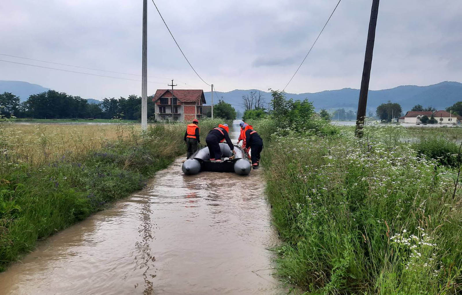 Pripadnici Ministarstva unutrašnjih poslova kontinuirano pomažu stanovništvu i nadziru sve vodotokove u Srbiji