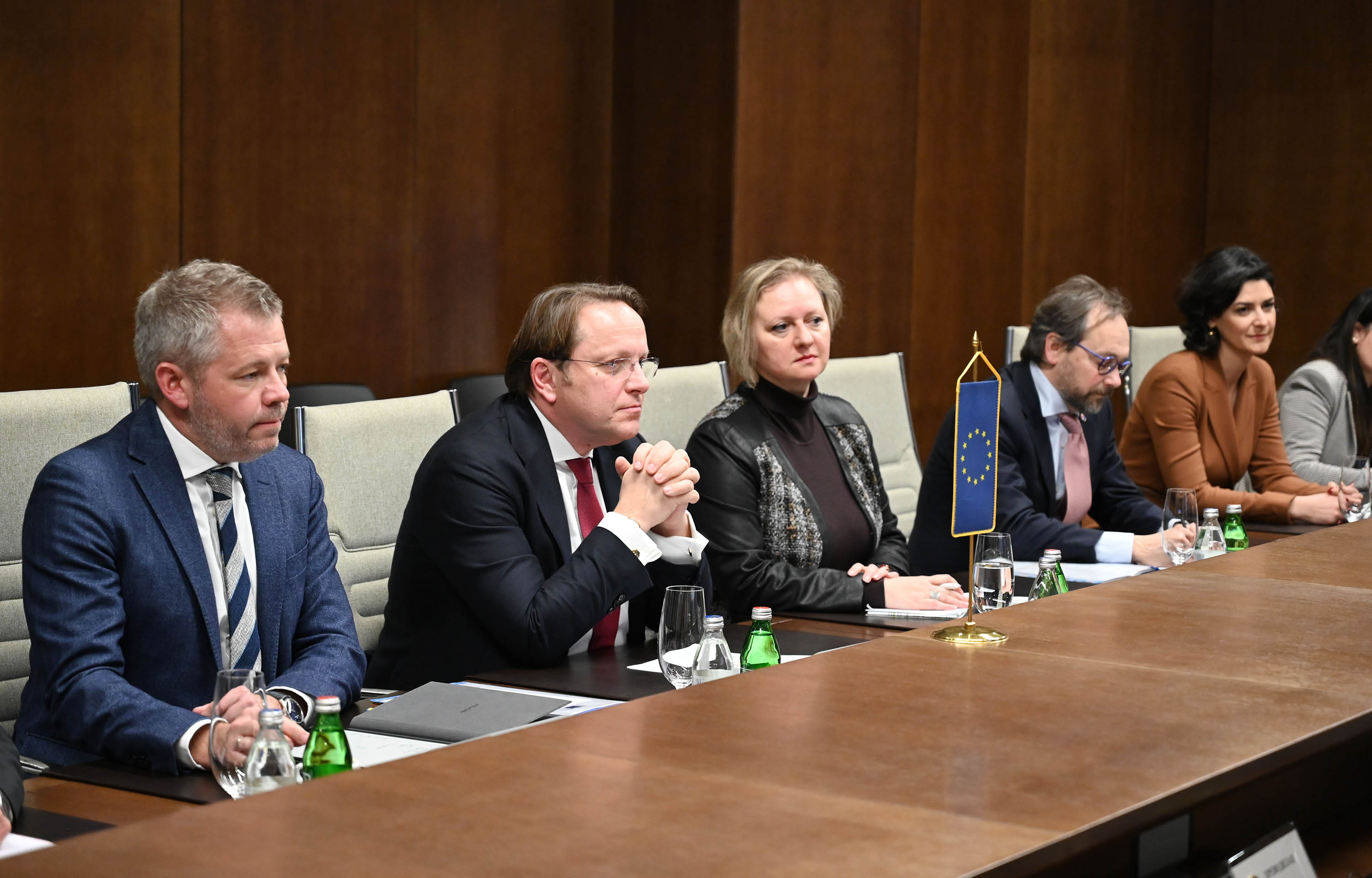 Министар Гашић се састао са комесаром Европске Уније Вархељијем