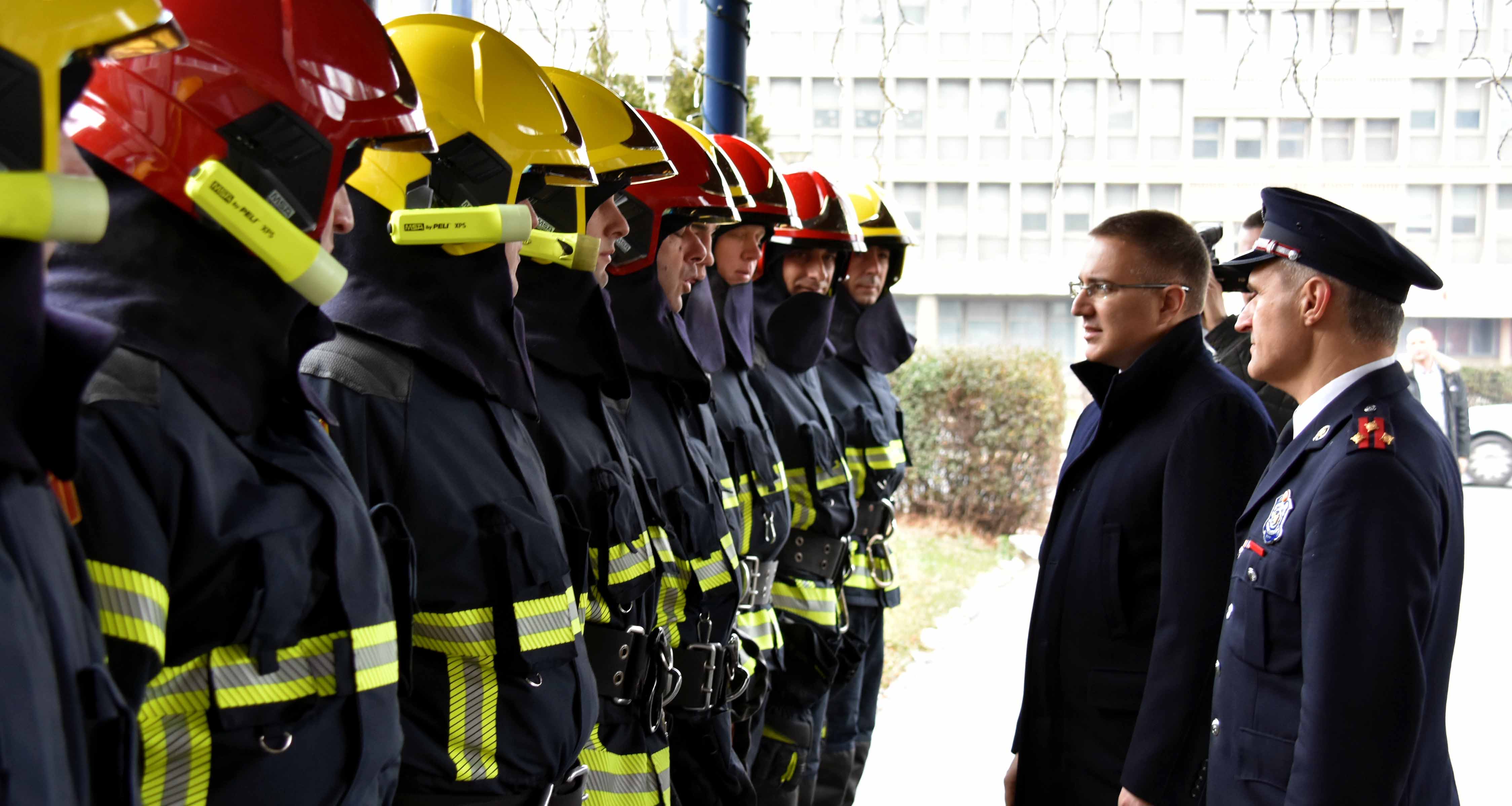 Ministar Stefanović obišao polaznike prve klase osnovne obuke pripadnika vatrogasno-spasilačkih jedinica